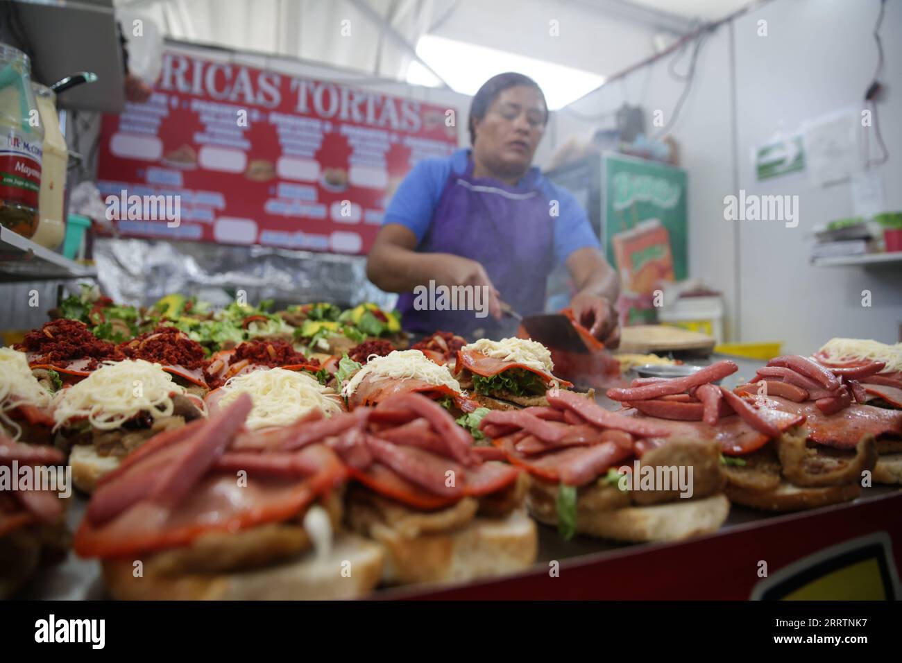 230803 -- MEXIKO-STADT, 3. August 2023 -- Ein Koch macht Torta während der 18. Jährlichen Torta Fair in Mexiko-Stadt, Hauptstadt von Mexiko, 2. August 2023. Torta ist in Mexiko als traditionelles Sandwich bekannt und wird von Einheimischen begrüßt. Foto von /Xinhua MEXICO-MEXICO CITY-TORTA FAIR FranciscoxCanedo PUBLICATIONxNOTxINxCHN Stockfoto