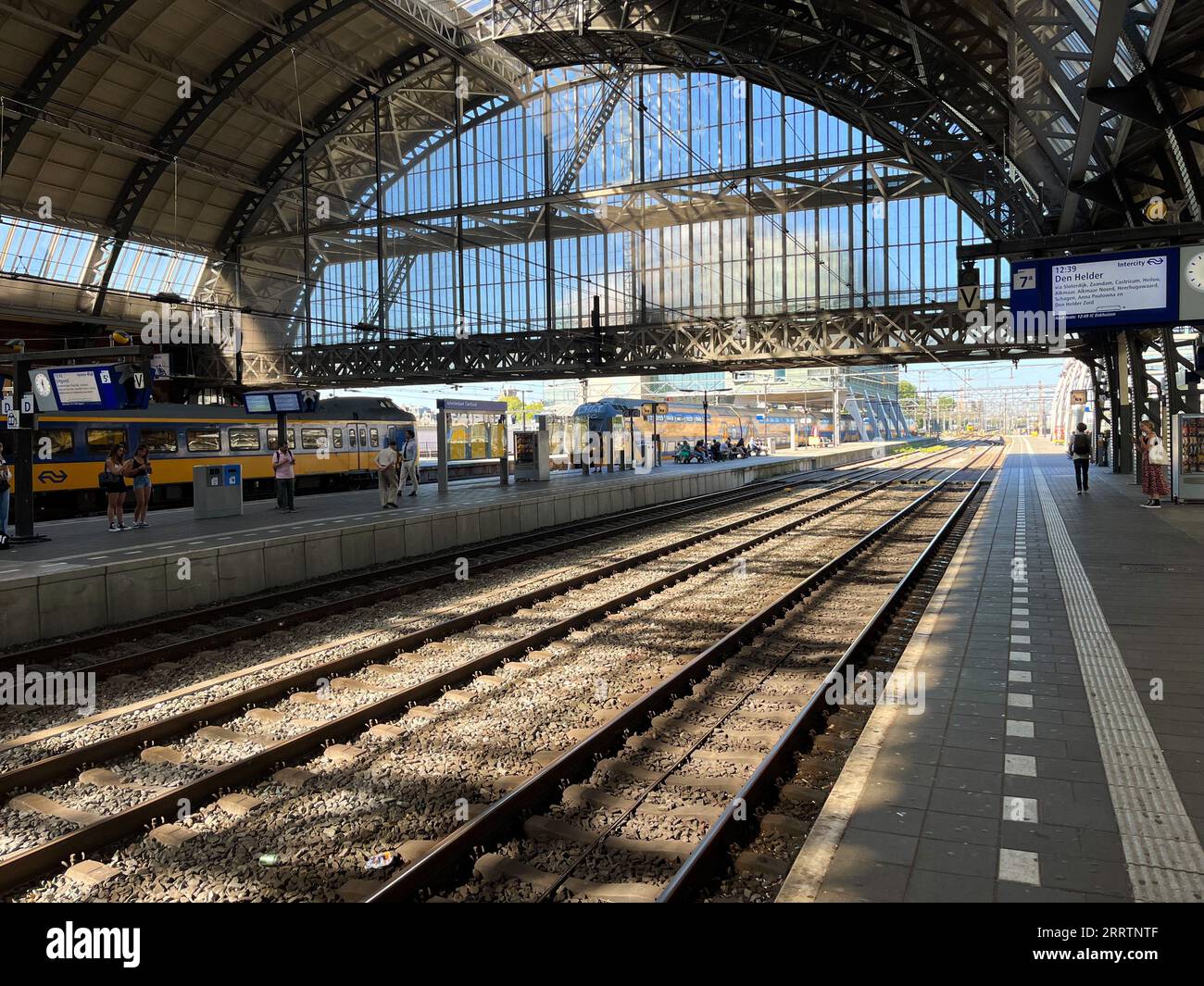 Amsterdam, Niederlande. September 2023. Die Züge am Hauptbahnhof in Amsterdam. Hochwertige Fotos Stockfoto