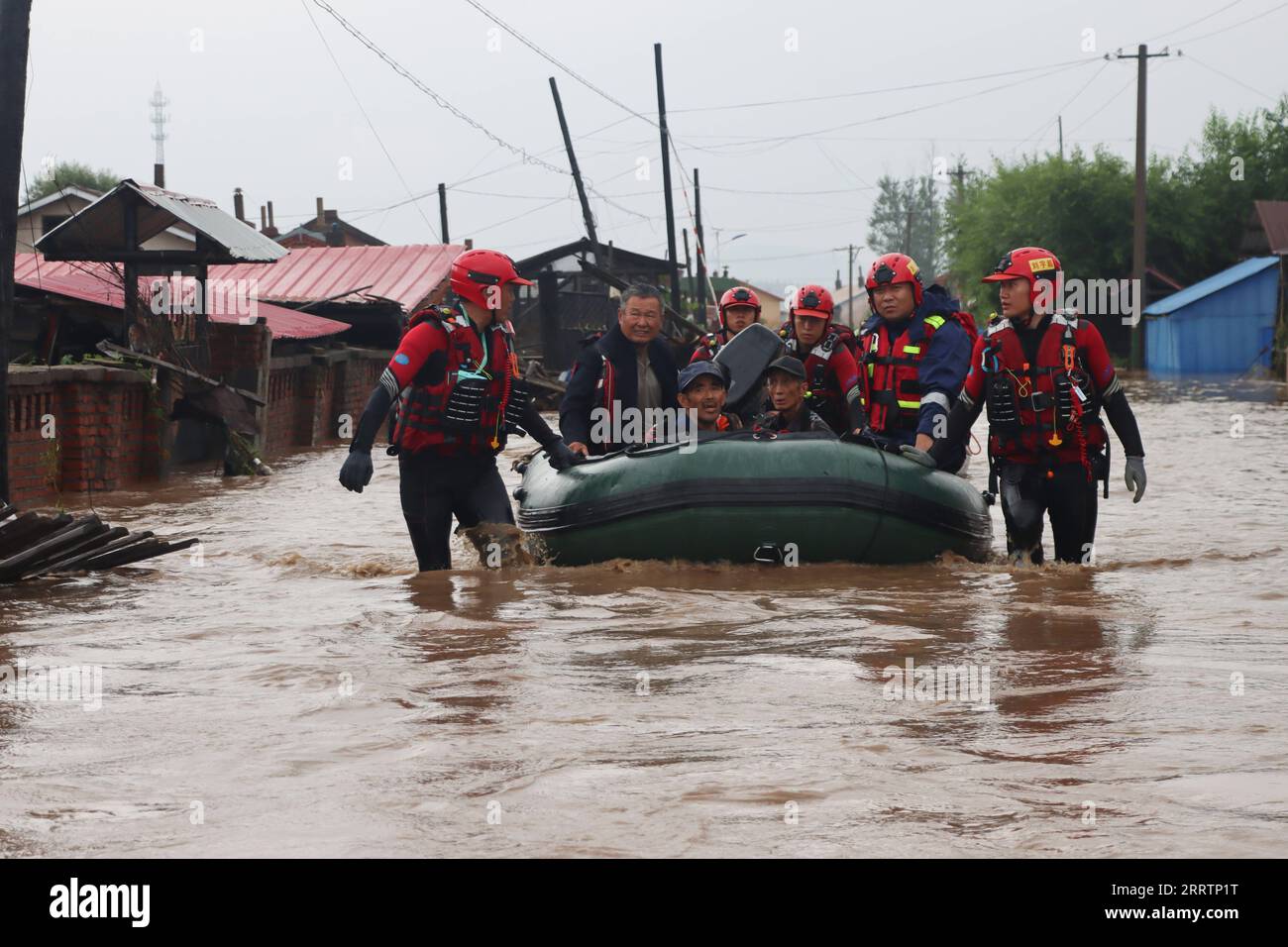 230804 -- HARBIN, 4. August 2023 -- Feuerwehrleute retten gestrandete Dorfbewohner im von der Überschwemmung betroffenen Dorf Wanshan der Stadt Yimianpo in der Stadt Shangzhi, Harbin, nordöstliche Provinz Heilongjiang, 4. August 2023. Als schwere Regenfälle die Stadt Shangzhi trafen und der Anstieg des Mayi-Flusses zu Wassereinschlag in Teilen der Stadt führte, sind Mitglieder der Harbin-Waldfeuerwehr mit Rettungsaufgaben wie der Böschung in Überschwemmungsgebieten und der Evakuierung von gestrandeten Bewohnern betraut. CHINA-HEILONGJIANG-SHANGZHI-FLUTRETTUNG CN XINHUA PUBLICATIONXNOTXINXCHN Stockfoto