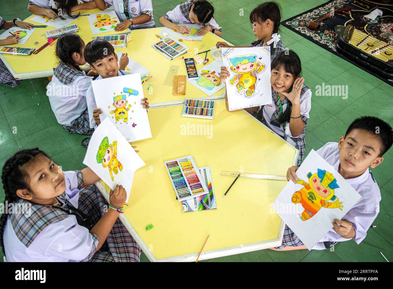 230806 -- SAMUT SAKHON, 6. August 2023 -- Schüler der Samchaiwitaedsuksa Schule zeigen die gemalten Maskottchen der Asienspiele in Hangzhou in Samut Sakhon, Thailand, 4. August 2023. SPTHAILAND-SAMUT SAKHON-STUDENTS-HANGZHOU ASIATISCHE SPIELE-MASKOTTCHEN WANGXTENG PUBLICATIONXNOTXINXCHN Stockfoto