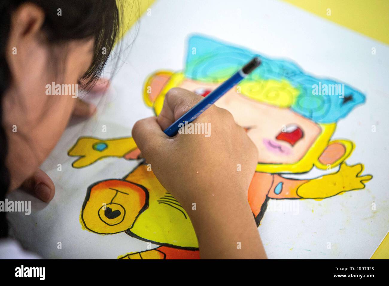230806 -- SAMUT SAKHON, 6. August 2023 -- Ein Schüler der Samchaiwitaedsuksa-Schule zeichnet ein Maskottchen der Asienspiele in Hangzhou in Samut Sakhon, Thailand, 4. August 2023. SPTHAILAND-SAMUT SAKHON-STUDENTS-HANGZHOU ASIATISCHE SPIELE-MASKOTTCHEN WANGXTENG PUBLICATIONXNOTXINXCHN Stockfoto