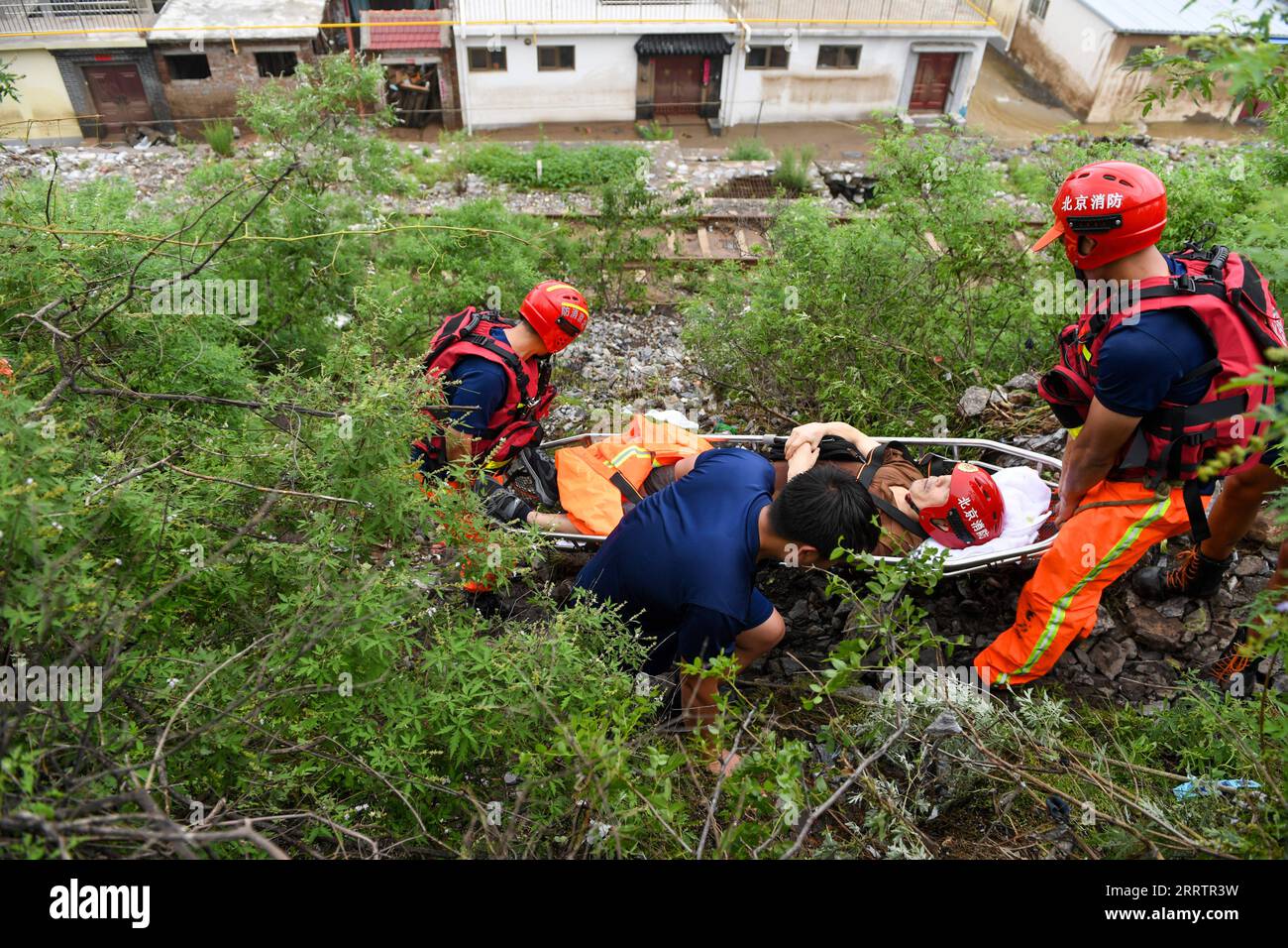 230807 -- PEKING, 7. Aug. 2023 -- Rettungskräfte überstellen einen verletzten Dorfbewohner im Dorf Shuiyuzui im vom Hochwasser heimgesuchten Bezirk Mentougou, Peking, Hauptstadt von China, 1. Aug. 2023. Xinhua Schlagzeilen: XI führt im Kampf gegen Peking weit voran, Hebei überflutet JuxHuanzong PUBLICATIONxNOTxINxCHN Stockfoto