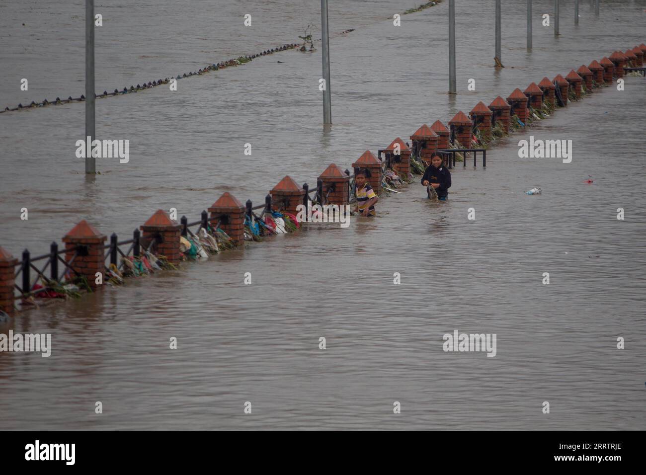 230808 -- KATHMANDU, 8. August 2023 -- Kinder waten am 8. August 2023 durch das Hochwasser in Kathmandu, Nepal. Monsunregen haben Überschwemmungen in verschiedenen Teilen von Kathmandu verursacht. Foto von /Xinhua NEPAL-KATHMANDU-FLOODS SulavxShrestha PUBLICATIONxNOTxINxCHN Stockfoto