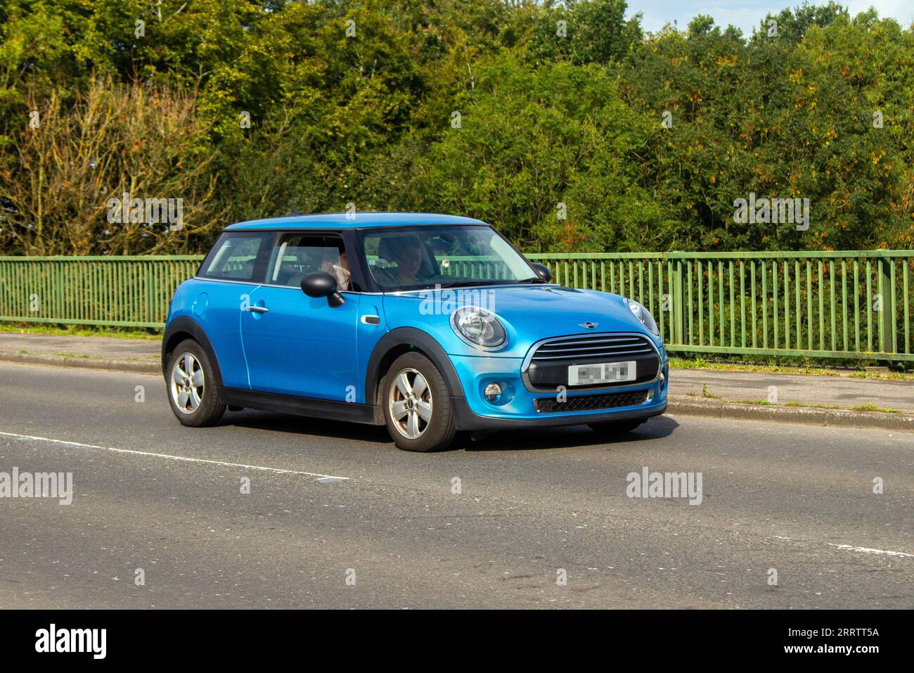 2016 Mini One D DT 95 Start/Stop Blue Car Hatchback Diesel 1496 ccm; Autobahnbrücke im Großraum Manchester, Großbritannien. Stockfoto