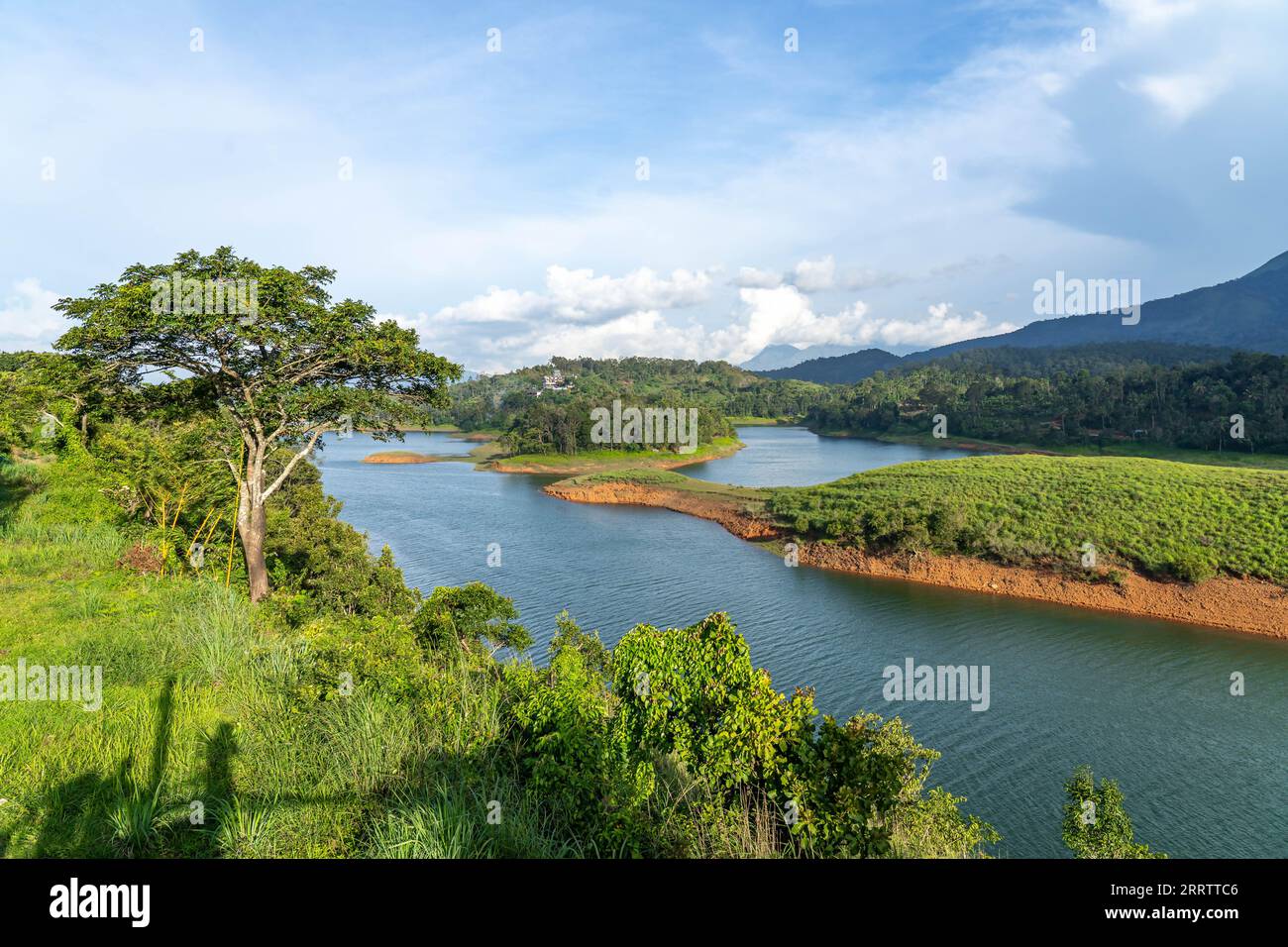 Der Banasura Sagar Dam ist eine wunderschöne Landschaft an einem touristischen Hotspot in Wayanad, Kerala, Indien. Stockfoto