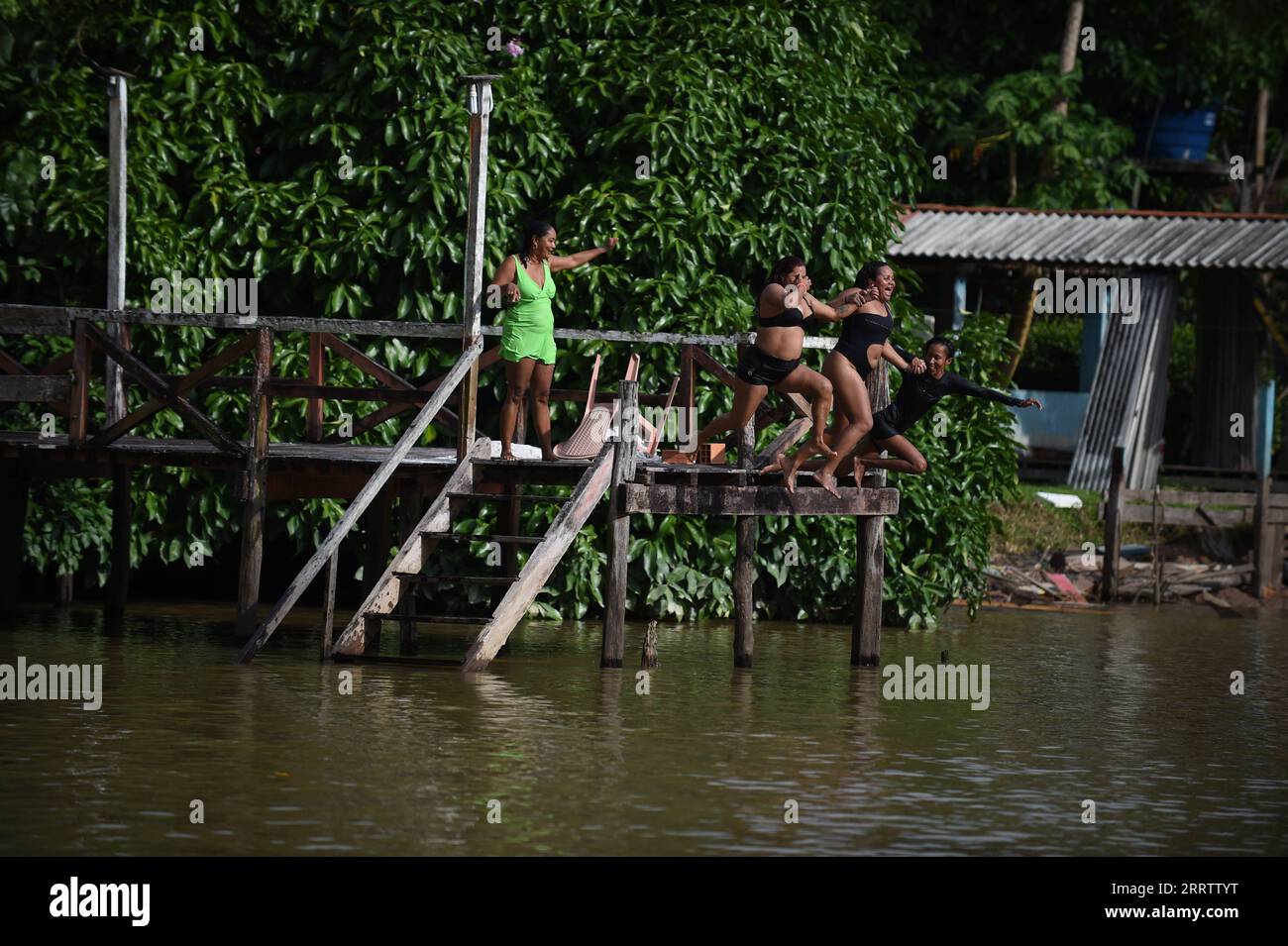 230810 -- BELEM, 10. August 2023 -- Bewohner haben Spaß an einem Fluss in Belem, Brasilien, 8. August 2023. Der brasilianische Präsident Luiz Inacio Lula da Silva kritisierte am Mittwoch, was er grünen Neokolonialismus nannte, und verlangte von den entwickelten Ländern Finanzierungszusagen für nachhaltige Projekte. TOGO WITH Brazilian President prangert grünen Neokolonialismus beim Amazon Summit an Foto von /Xinhua BRAZIL-BELEM-AMAZON SUMMIT-BRAZILIAN PRESIDENT LucioxTavora PUBLICATIONxNOTxINxCHN Stockfoto