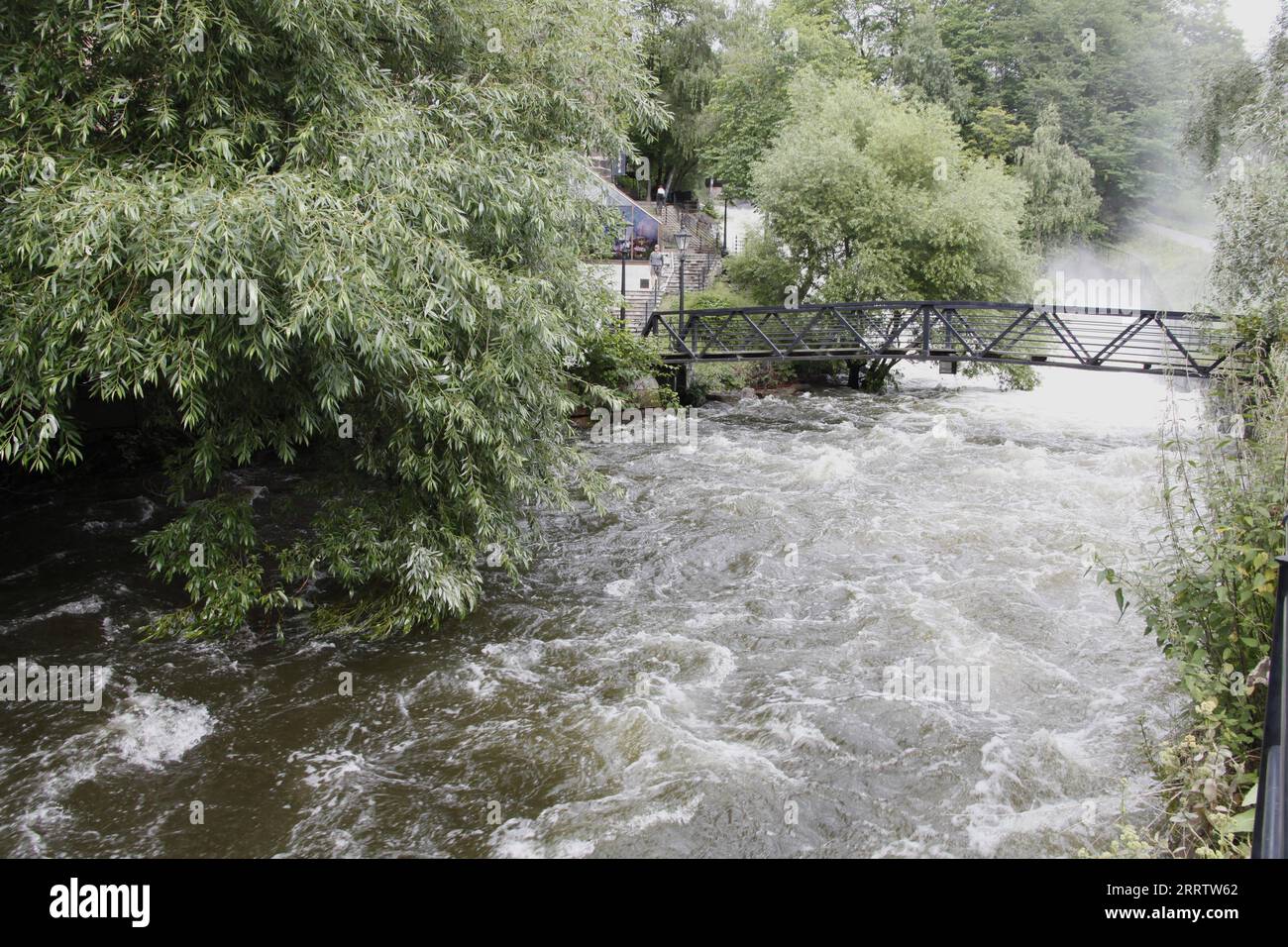 230810 -- OSLO, 10. Aug. 2023 -- dieses Foto vom 10. Aug. 2023 zeigt das Hochwasser des Aker-Flusses in der Innenstadt von Oslo, der Hauptstadt Norwegens. Sturm Hans hat Norwegen seit Montag erschüttert, was zu mehr als 4.000 Berichten über Schäden an Immobilien führte. TOGO WITH Roundup: Der Damm bricht in Norwegen teilweise zusammen, während die ÜBERSCHWEMMUNG durch NORWEGEN und OSLO ZhangxYuliang PUBLICATIONxNOTxINxCHN ÜBERSCHWEMMT wird Stockfoto