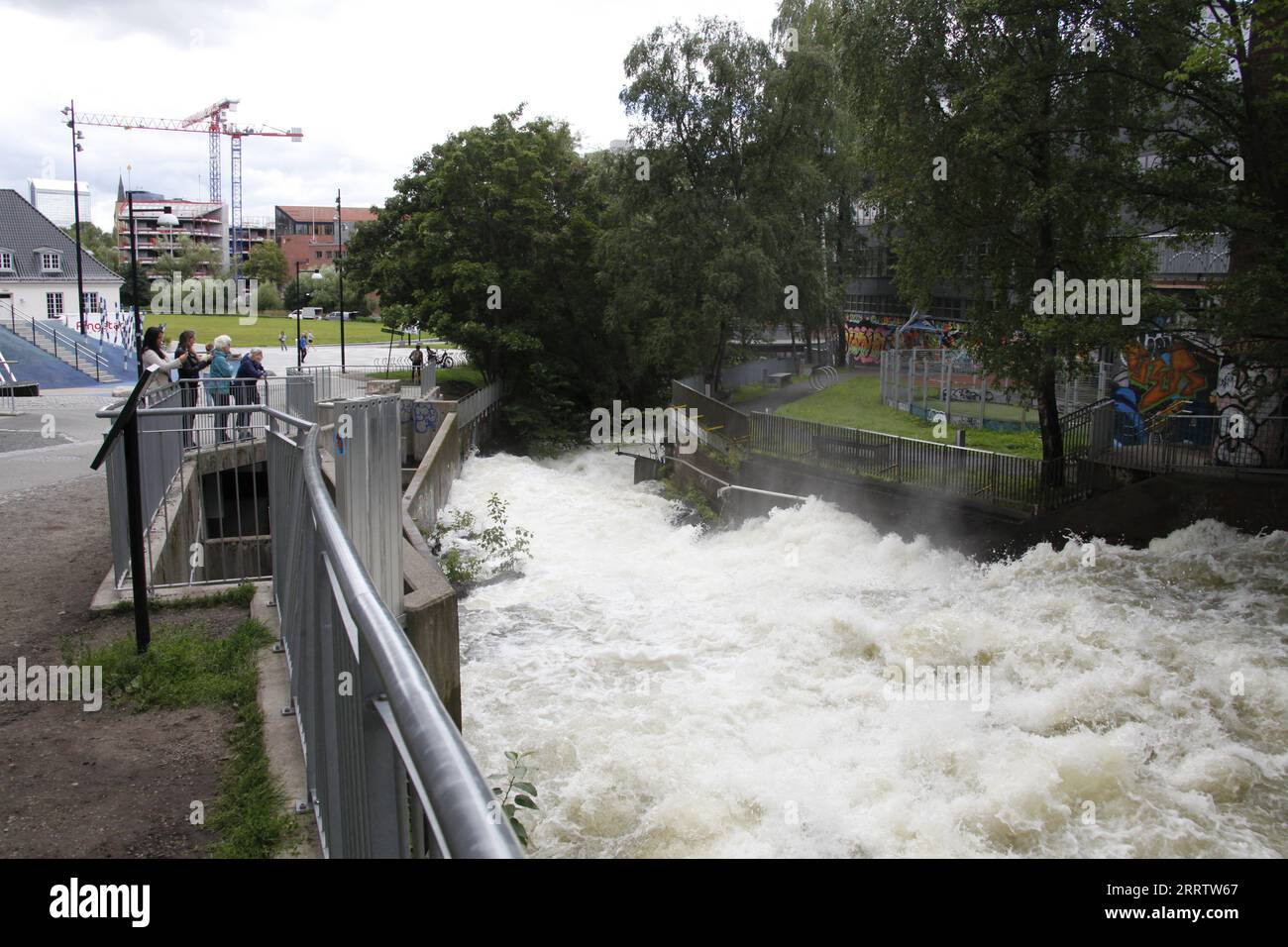 230810 -- OSLO, 10. Aug. 2023 -- dieses Foto vom 10. Aug. 2023 zeigt das Hochwasser des Aker-Flusses in der Innenstadt von Oslo, der Hauptstadt Norwegens. Sturm Hans hat Norwegen seit Montag erschüttert, was zu mehr als 4.000 Berichten über Schäden an Immobilien führte. TOGO WITH Roundup: Der Damm bricht in Norwegen teilweise zusammen, während die ÜBERSCHWEMMUNG durch NORWEGEN und OSLO ZhangxYuliang PUBLICATIONxNOTxINxCHN ÜBERSCHWEMMT wird Stockfoto