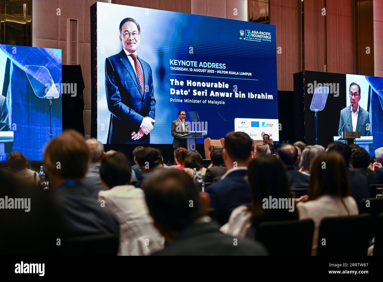 230810 -- KUALA LUMPUR, 10. August 2023 -- der malaysische Premierminister Anwar Ibrahim C spricht während des 36. Asien-Pazifik-Rundtischs APR in Kuala Lumpur, Malaysia, 10. August 2023. Mehr Zusammenarbeit, Inklusivität und Gleichheit sind die Antwort auf die Herausforderung der anhaltenden globalen Unsicherheit, sagte der malaysische Premierminister Anwar Ibrahim am Donnerstag. UM MIT mehr Inklusivität, Kooperation und Gerechtigkeit auf die globale Unsicherheit ZU reagieren: Malaysischer PM MALAYSIA-KUALA LUMPUR-PM-APR ChengxYiheng PUBLICATIONxNOTxINxCHN Stockfoto