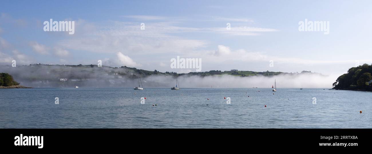 Die Nebelbank mündet in Glandore Harbour, West Cork, Irland Stockfoto