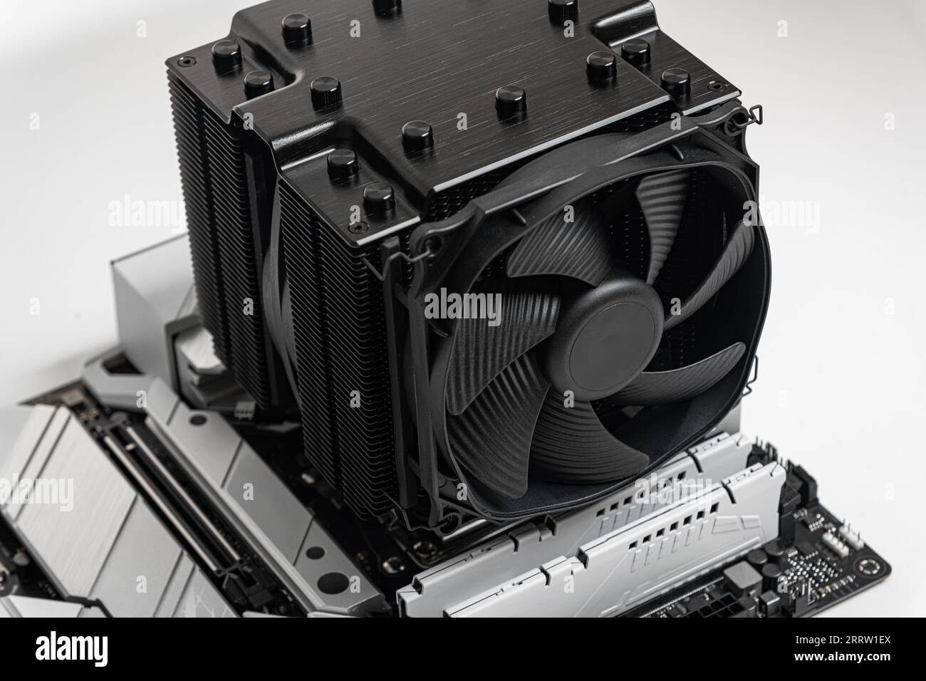 Installieren eines großen Kühlers auf einem Computerprozessor. Stockfoto