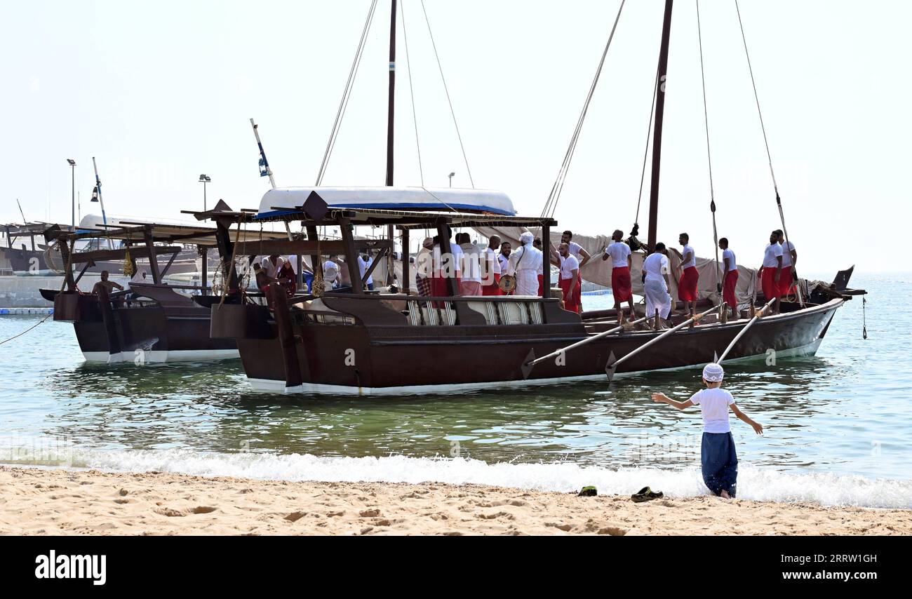 230813 -- HAWALLI GOVERNORATE, 13. August 2023 -- Dhow-Boote mit Tauchern nehmen an der Einweihung des 32. Pearl Diving Festivals an einem Dock in Al-Salmiya, Hawalli Governorate, Kuwait, 12. August 2023 Teil. Das 32. Pearl Diving Festival startete am Samstag hier in der kuwaitischen Hauptstadt nach einer dreijährigen Pause aufgrund der COVID-19-Pandemie. Zu Beginn des Tages gingen bis zu 60 junge Taucher an Bord von zwei Dhow-Booten, um sich auf eine Perlensuche zu begeben, die mehrere Tage dauern könnte, so die offizielle Kuwait News Agency KUNA. Foto: /Xinhua KUWAIT-HAWALLI GOVERNORATE-PEARL DIVING FESTIVAL Asad PUBLICATIO Stockfoto