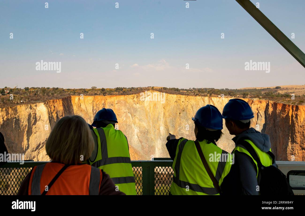 230814 -- GAUTENG, 14. August 2023 -- Touristen sehen das Cullinan Big Hole an der Cullinan Mine in Cullinan von Gauteng, Südafrika, 13. August 2023. SÜDAFRIKA-GAUTENG-CULLINAN-DIAMANT ZhangxYudong PUBLICATIONxNOTxINxCHN Stockfoto
