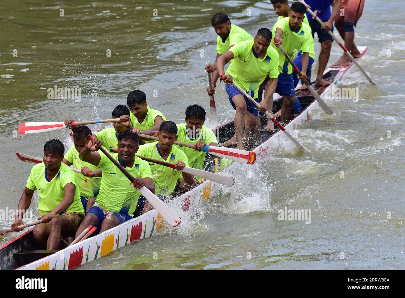 230815 -- KAMRUP, 15. August 2023 -- Dorfbewohner nehmen an einem Bootsrennen während des jährlichen Bootsrennfestivals auf dem Borolia Fluss in Adiapara im Kamrup Bezirk von Indiens nordöstlichem Bundesstaat Assam, 13. August 2023, Teil. STR/Xinhua INDIA-KAMRUP-BOAT-RACING FESTIVAL JavedxDar PUBLICATIONxNOTxINxCHN Stockfoto