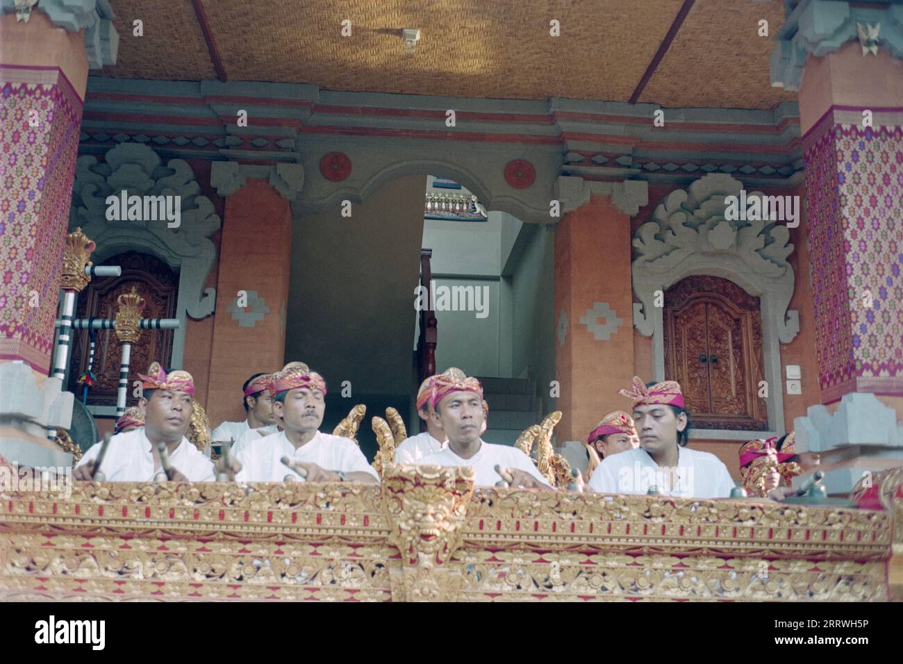 Balinesische Dorfmusiker spielen Gamelan während der Zeremonie Stockfoto