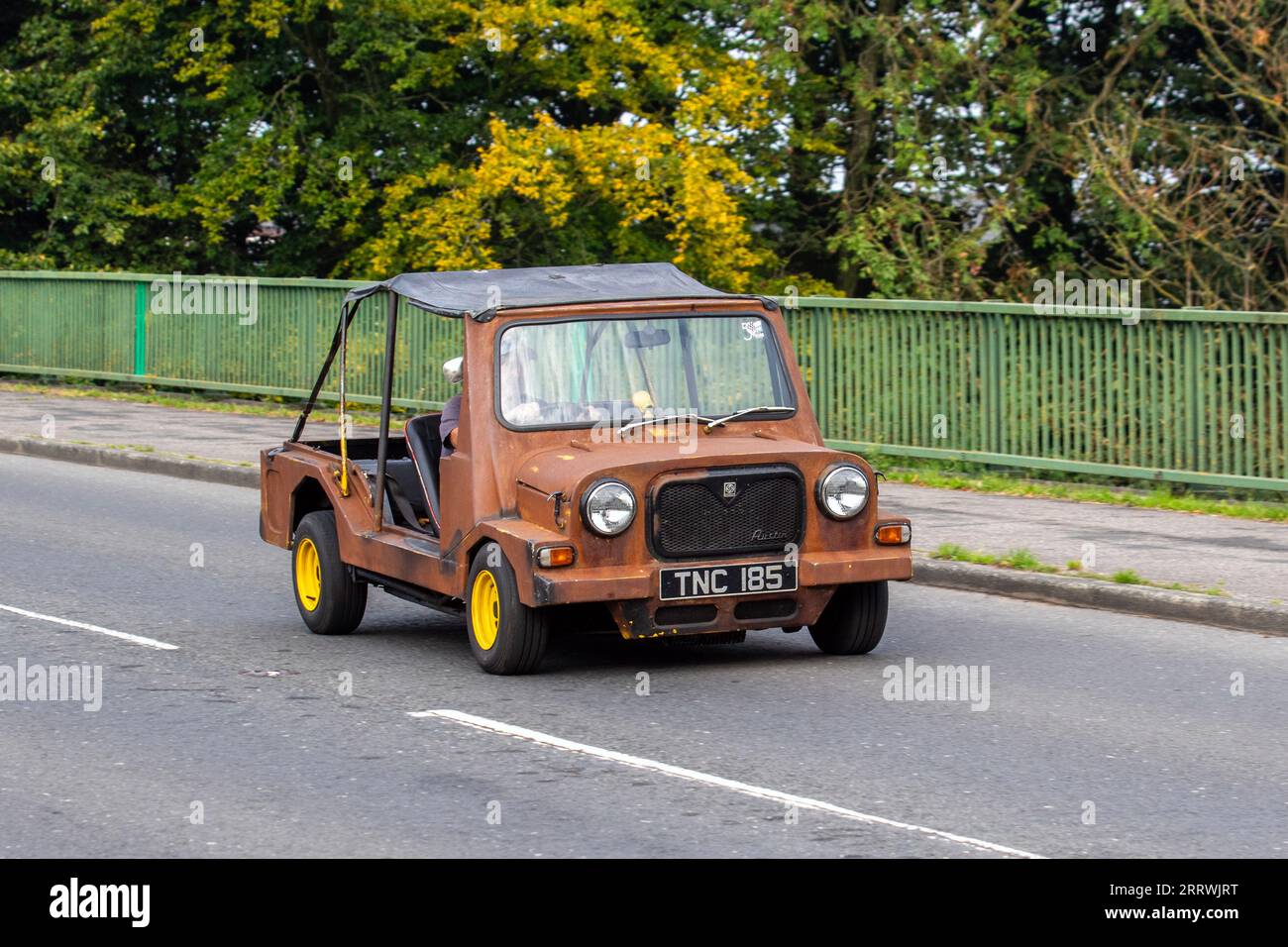 1960er Austin Mini Moke Style verfallenes braunes offenes Fahrzeug, ein kleines Utility- und FreizeitCabriolet mit Vorderradantrieb. Vordermotor, Vorderradantrieb, 850 ccm, Vierzylinder, 45 PS, British Classic. Stockfoto