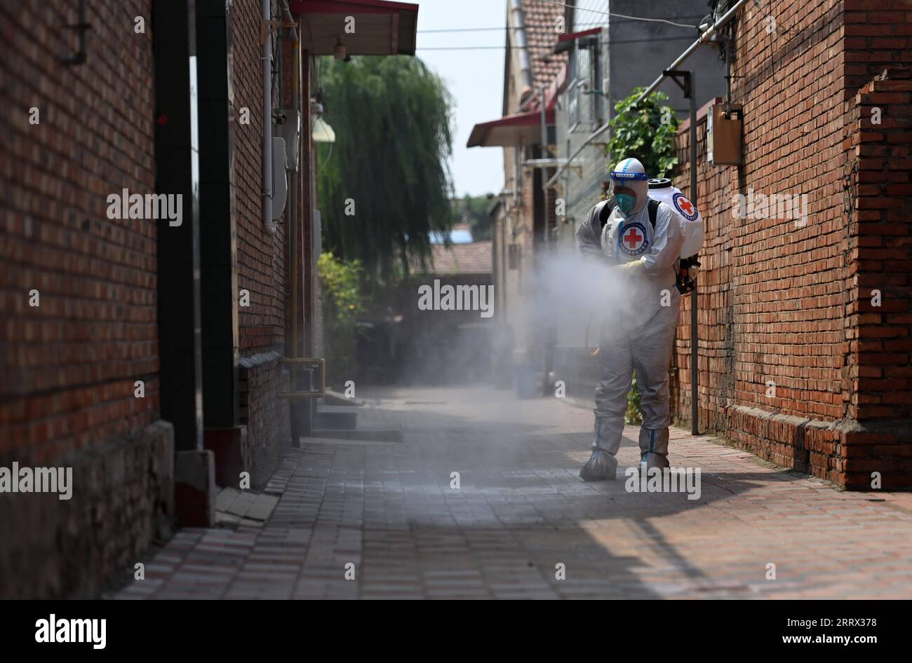 230817 -- TIANJIN, 17. Aug. 2023 -- Ein Mitarbeiter führt Desinfektion in Taitou Stadt Jinghai Bezirk, nordchinesische Gemeinde Tianjin, 17. Aug. 2023 durch. Einige Gebiete in Tianjin waren von Überschwemmungen infolge der jüngsten starken Regenfälle durch den Taifun Doksuri betroffen. Derzeit führen die lokalen Behörden eine Umweltdesinfektion durch, um Epidemien nach den Überschwemmungen zu verhindern. CHINA-TIANJIN-SCHWERE REGEN-NACHWIRKUNGEN-DESINFEKTION CN ZHAOXZISHUO PUBLICATIONXNOTXINXCHN Stockfoto