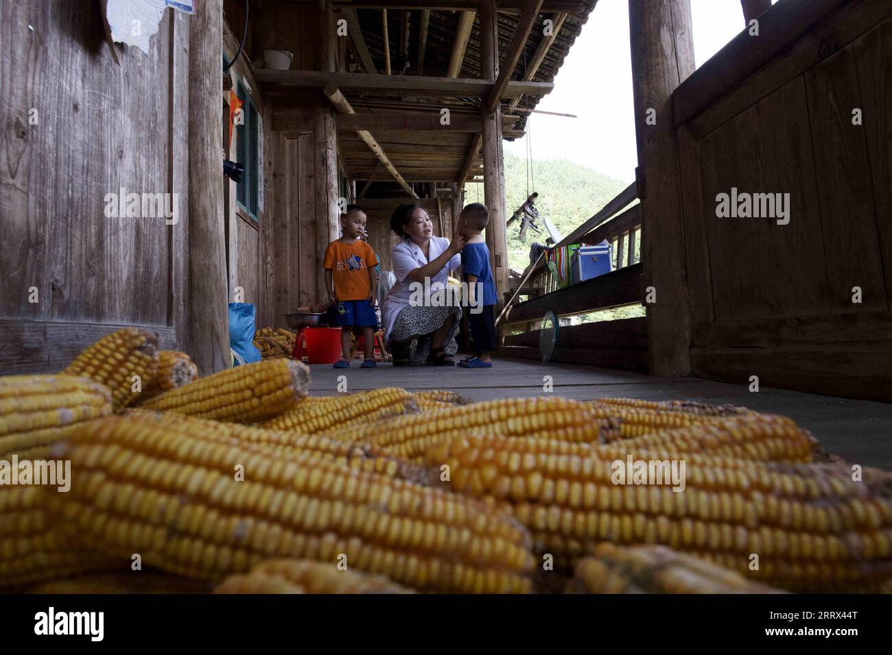 230819 QIANDONGNAN, 19. August 2023 Xiang Changhui überprüft ein