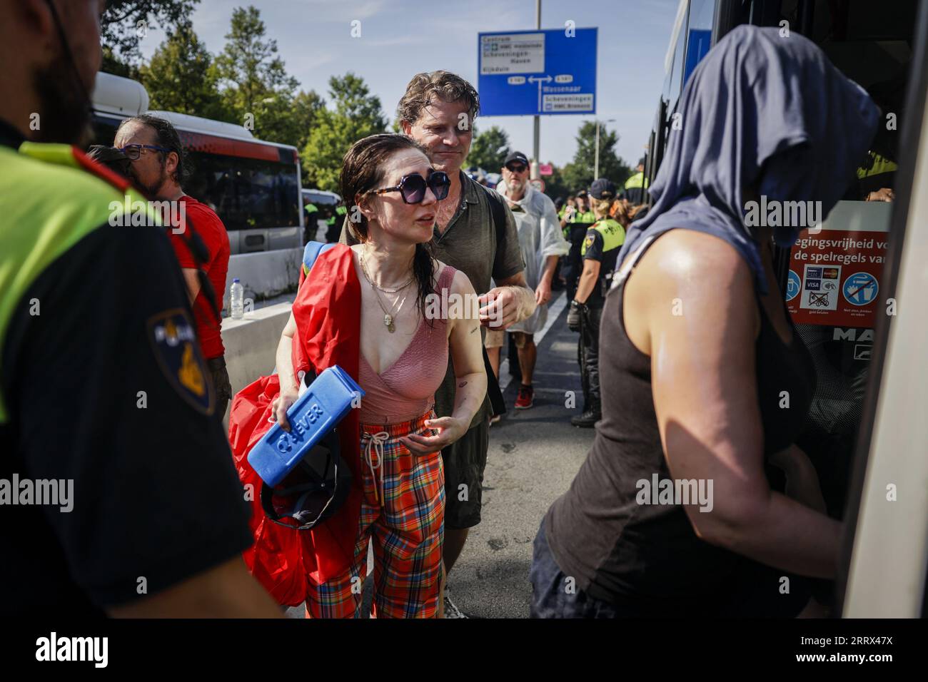 DER HAAG - DIE Schauspielerin Carice van Houten wurde von der Polizei während der Blockadeaktion von Klimaaktivisten aus der Ausrottungsrebellion auf der Utrechtsebaan an der A12 in den Haag verhaftet und in einem Bus weggebracht. Die Demonstranten sind der Ansicht, dass die Regierung sofort aufhören sollte, fossile Subventionen zu gewähren. Die Aktivisten schließen alle finanziellen Regelungen ein, die die Nutzung fossiler Brennstoffe begünstigen. Die Demonstranten sind der Ansicht, dass die Regierung sofort aufhören sollte, fossile Subventionen zu gewähren. Die Aktivisten schließen alle finanziellen Regelungen ein, die die Nutzung fossiler Brennstoffe begünstigen. ANP RAMON VAN FLYMEN NE Stockfoto