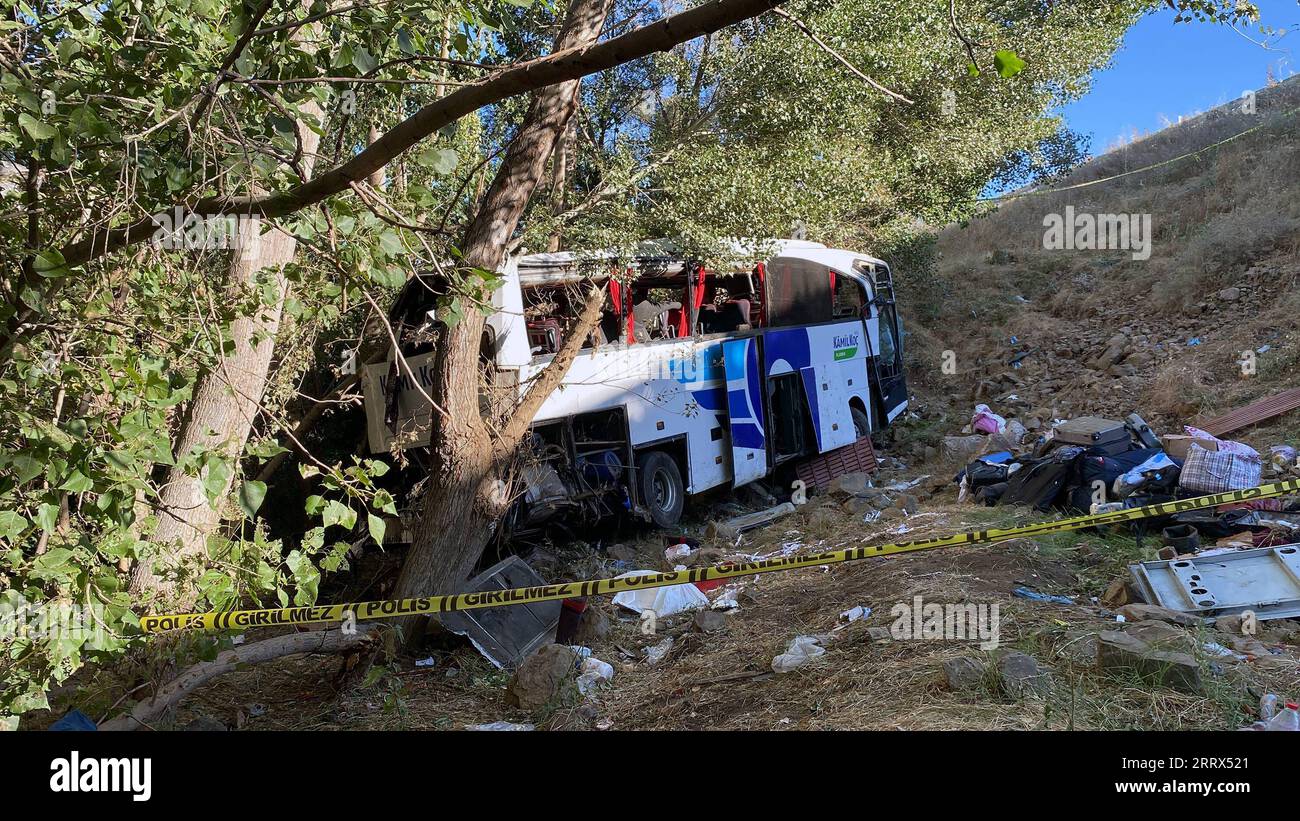 230821 -- YOZGAT, 21. August 2023 -- dieses Foto vom 21. August 2023 zeigt den Ort eines Verkehrsunfalls in der Provinz Yozgat im Zentrum von T¹rkiye. Mindestens 12 Menschen wurden getötet und 19 weitere verletzt, nachdem ein Bus in der zentralen Provinz Yozgat in T¹rkiye auf eine Lagerhalle gefallen war, berichtete die lokale DHA-Nachrichtenagentur am Montag. Der Personenbus, der von der Provinz Sivas nach Istanbul fuhr, fuhr aus unbekanntem Grund an der Ausfahrt des Sorgun-Bezirks Yozgat von der Straße ab, sagte der Bericht. /Handout über Xinhua TRKIYE-YOZGAT-VERKEHRSUNFALL MustafaxKaya PUBLICATIONxNOTxINxCHN Stockfoto