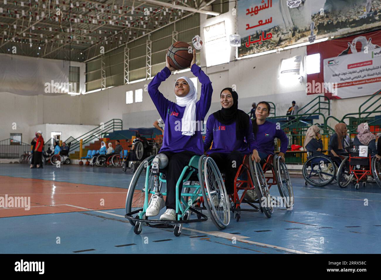 230821 -- GAZA, 21. August 2023 -- palästinensische Frauen mit Behinderungen nehmen an einem Rollstuhl-Basketball-Spiel in Gaza-Stadt, 20. August 2023, Teil. ZU GEHEN MIT Feature: Palästinensische Rollstuhlsportlerinnen nehmen nach vier Jahren wieder an den Wettkämpfen Teil Foto von /Xinhua SPMIDEAST-GAZA CITY-ROLLSTUHL-BASKETBALL RizekxAbdeljawad PUBLICATIONxNOTxINxCHN Stockfoto