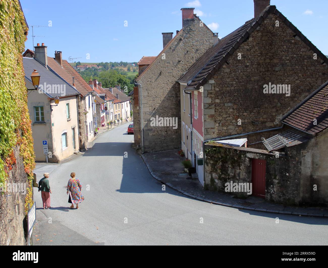Blick auf die Hauptstraße, die durch das hübsche französische Dorf Moutier d'Ahun in der Region Creuse im ländlichen Mittelfrankreich führt. Stockfoto