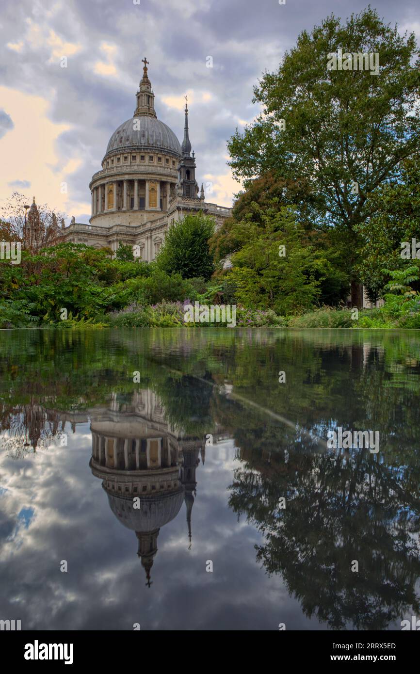 St Paul's Cathedral und seine Reflexion im Reflexionspool im 1 New Change London Stockfoto