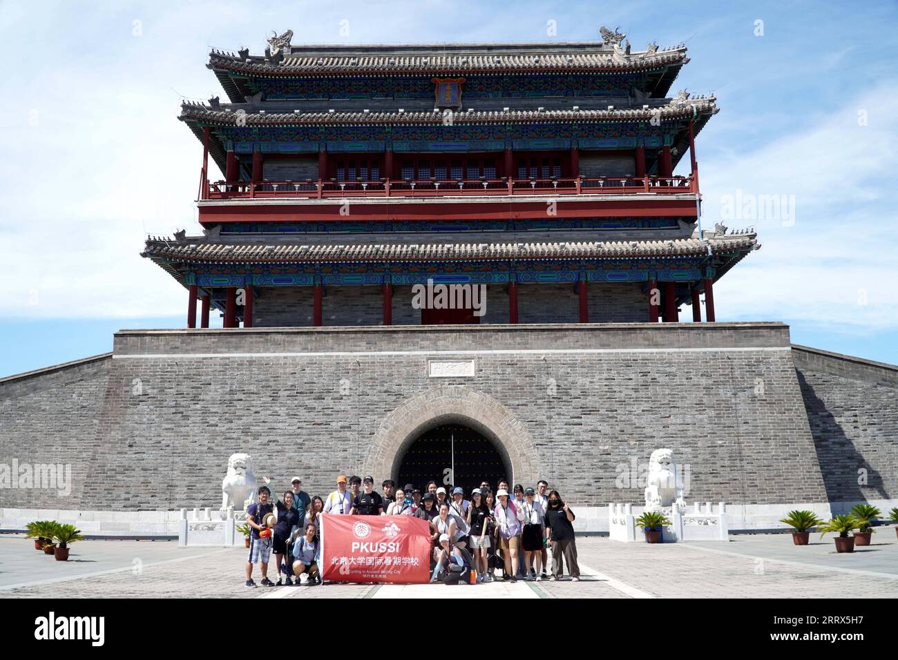 230822 -- PEKING, 22. August 2023 -- Studenten eines Radkurses der Peking University Summer School International 2023 posieren für ein Gruppenfoto vor dem Yongding Gate in Peking, Hauptstadt von China, 14. Juli 2023. ZU GEHEN MIT quer durch China: INT l Studenten erkunden die Schönheit des alten Peking durch Radfahren CHINA-BEIJING-INT L STUDENTEN-RADFAHREN CN WeixMengjia PUBLICATIONxNOTxINxCHN Stockfoto