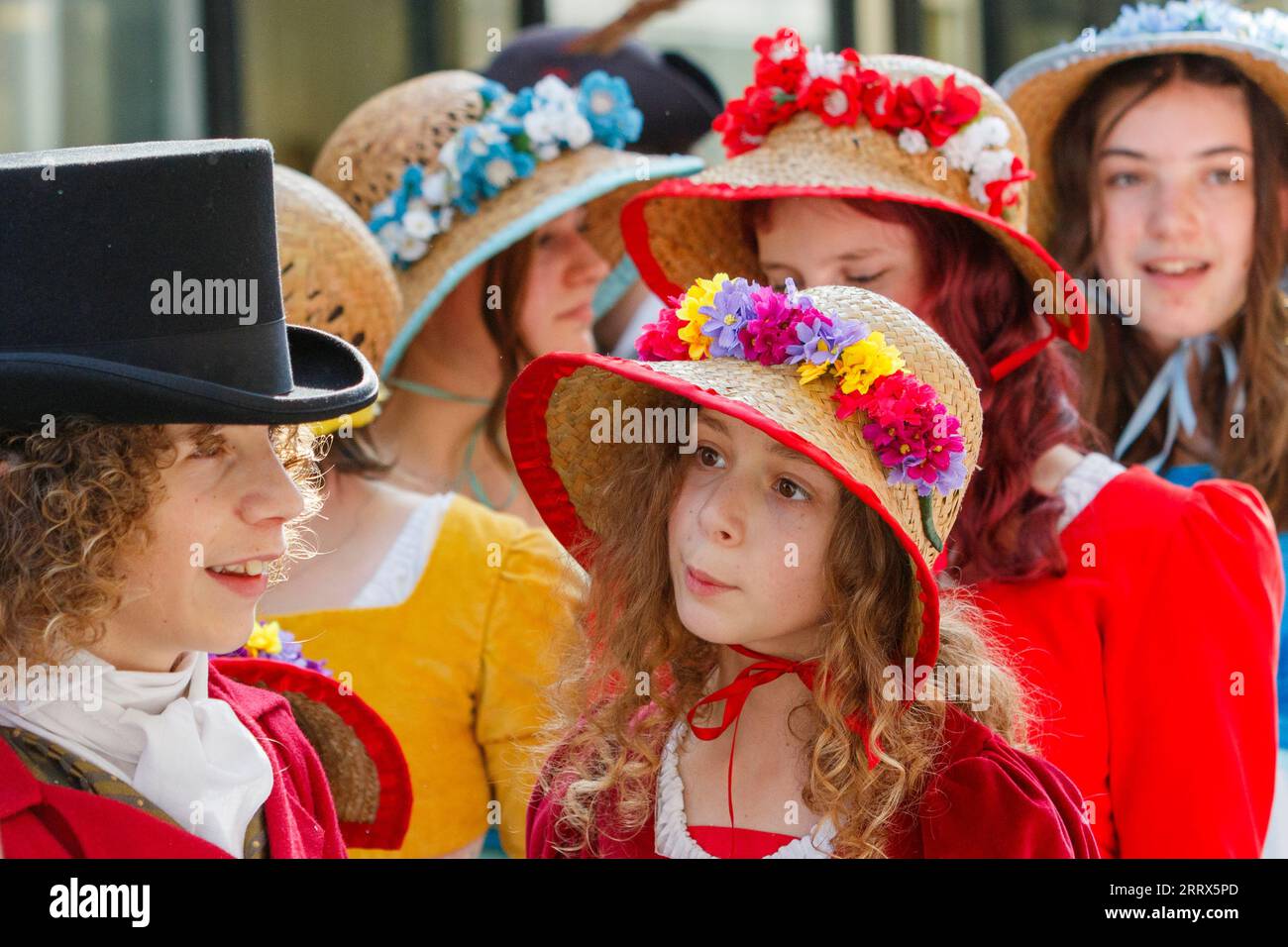 Bath, UK. September 2023. Jane Austen-Fans werden auf der weltberühmten Grand Regency Coverumed Promenade vorgestellt. Die Promenade, Teil des Jane Austen Festivals, ist eine Prozession durch die Straßen von Bath und die Teilnehmer, die aus der ganzen Welt kommen, kleiden sich in Kostümen aus dem 18. Jahrhundert. Quelle: Lynchpics/Alamy Live News Stockfoto