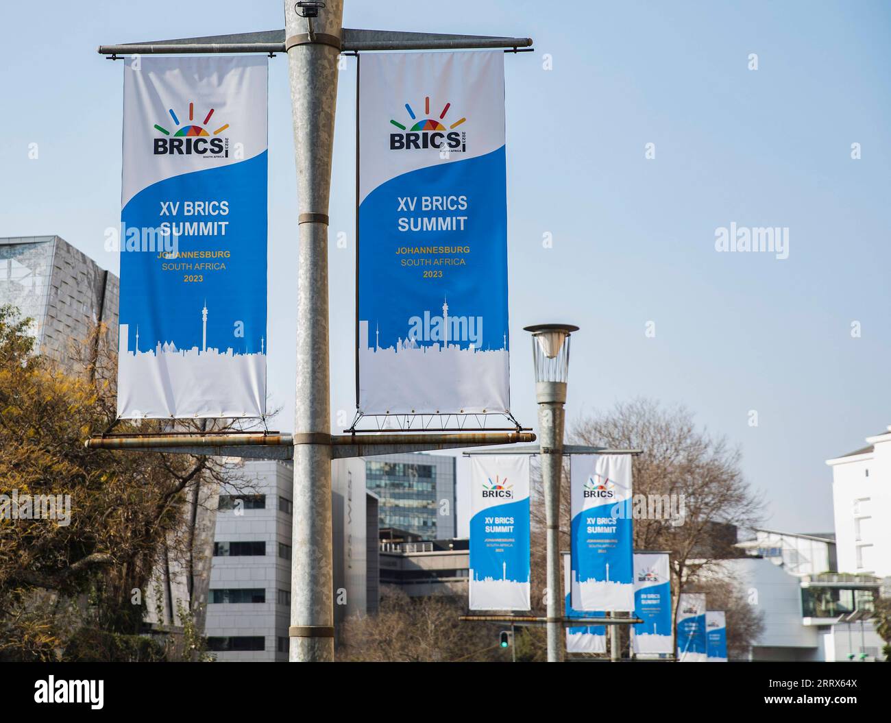 230822 -- JOHANNESBURG, 22. Aug. 2023 -- dieses Foto vom 21. Aug. 2023 zeigt einen Blick in der Nähe des Austragungsortes des 15. BRICS-Gipfels in Johannesburg, Südafrika. Der 15. BRICS-Gipfel soll von Dienstag bis Donnerstag in Südafrika stattfinden. SÜDAFRIKA-JOHANNESBURG-15. BRICS-GIPFEL-VERANSTALTUNGSORT ZHANGXYUDONG PUBLICATIONXNOTXINXCHN Stockfoto