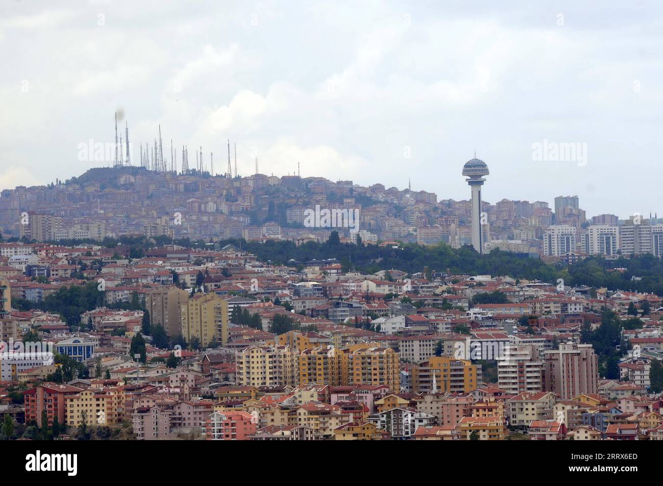 230823 -- ANKARA, 23. August 2023 -- dieses Foto vom 22. August 2023 zeigt einen Blick auf Ankara, T¹rkiye. Wirtschaftliche Turbulenzen, die von der steigenden Inflation getrieben werden, haben T¹rkiye in eine ihrer schlimmsten Eigentumskrisen gestürzt. UM MIT Roundup zu GEHEN: T¹rkiye wirtschaftliche Probleme Kraftstoffmieten Streitigkeiten / Handout über Xinhua TRKIYE-ANKARA-MIETMARKT MustafaxKaya PUBLICATIONxNOTxINxCHN Stockfoto