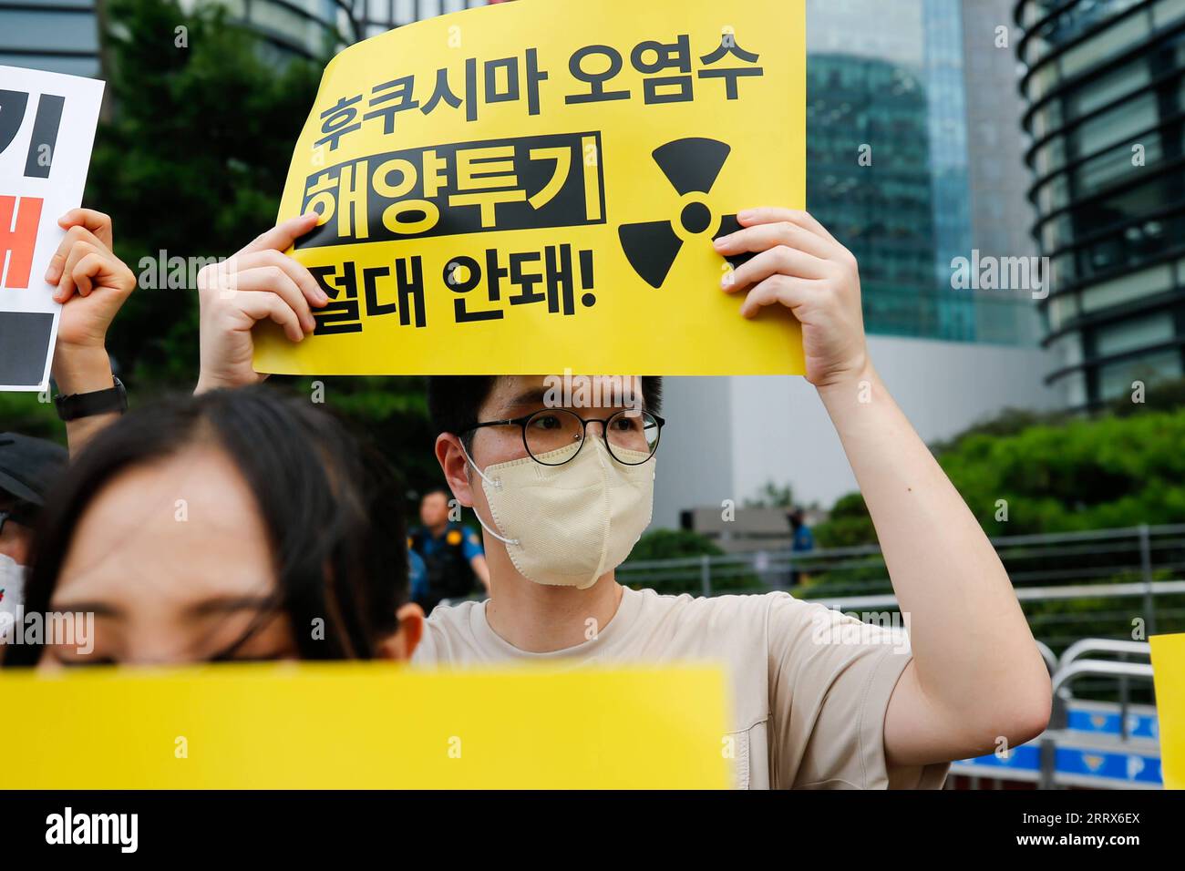 230823 -- SEOUL, 23. August 2023 -- Menschen versammeln sich, um gegen Japans Entscheidung zu protestieren, nuklear kontaminiertes Abwasser in der Nähe der japanischen Botschaft in Seoul, Südkorea, am 22. August 2023 freizugeben. Trotz der Bedenken der Öffentlichkeit und des heftigen Widerstands aus dem in- und Ausland sagte die japanische Regierung am Dienstag, dass sie beschlossen habe, am Donnerstag mit der Freisetzung von nuklear kontaminiertem Abwasser aus dem kaputten Kernkraftwerk Fukushima Daiichi in den Ozean zu beginnen. SÜDKOREA-SEOUL-PROTEST-JAPAN S NUKLEARE ABWASSEREINLEITUNG WANGXYILIANG PUBLICATIONXNOTXINXCHN Stockfoto