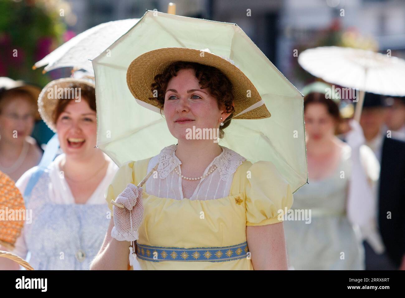 Bath, UK. September 2023. Jane Austen-Fans werden auf der weltberühmten Grand Regency Coverumed Promenade vorgestellt. Die Promenade, Teil des Jane Austen Festivals, ist eine Prozession durch die Straßen von Bath und die Teilnehmer, die aus der ganzen Welt kommen, kleiden sich in Kostümen aus dem 18. Jahrhundert. Quelle: Lynchpics/Alamy Live News Stockfoto