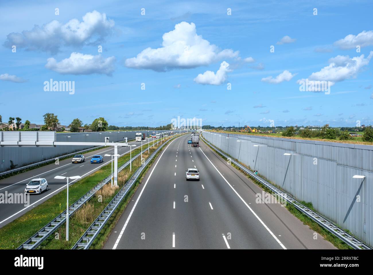 Moderne, vertiefte Autobahn A4 durch ein Naturschutzgebiet in der Nähe von Rotterdam, Verkehrsrichtung den Haag, Niederlande Stockfoto