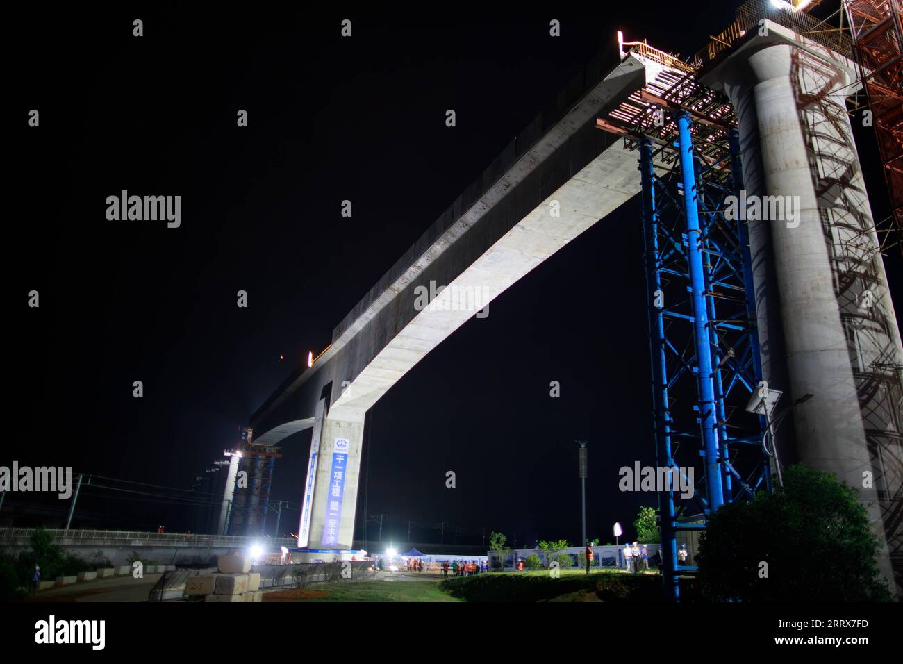 230825 -- GUIYANG, 25. August 2023 -- dieses Luftbild vom 25. August 2023 zeigt die Baustelle einer Drehbrücke entlang der Guiyang-Nanning Hochgeschwindigkeitsbahn in GUI, einem neuen Bezirk, der südwestchinesischen Provinz Guizhou. Der Träger dieser Drehbrücke drehte sich am Freitag um 41 Grad in seine Zielposition und überquerte erfolgreich die für den Verkehr offene Hochgeschwindigkeitsbahn Shanghai-Kunming. CHINA-GUIZHOU-GUIYANG-NANNING EISENBAHNBRÜCKEN-ROTATION CN LIUXXU PUBLICATIONXNOTXINXCHN Stockfoto