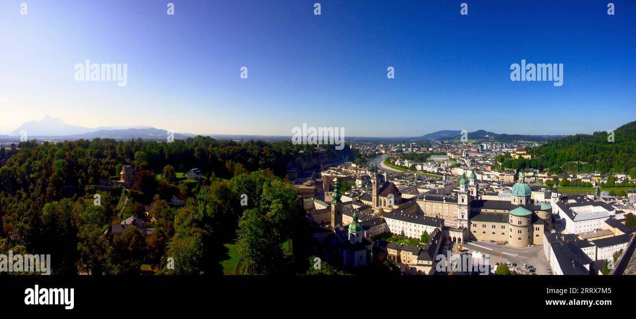 Hochauflösender Panoramablick im Sommer auf die Stadt Salzburg mit Salzach am Nachmittag von einem erhöhten Aussichtspunkt aus Stockfoto