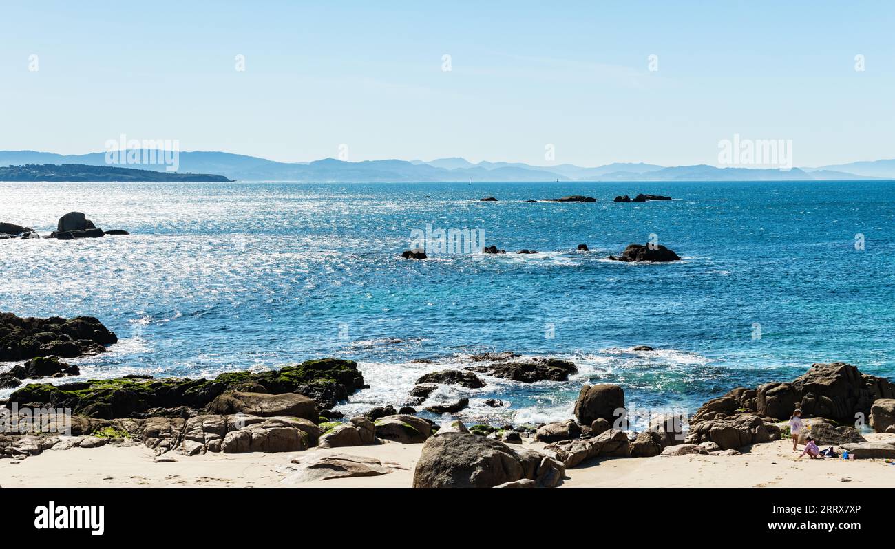 PONTEVEDRA, SPANIEN - 6. APRIL 2023: Strandparadies in Galicien an einem frühen Frühlingsmorgen in Galicien, Spanien, mit Blick auf den Eingang zur Ria de P Stockfoto