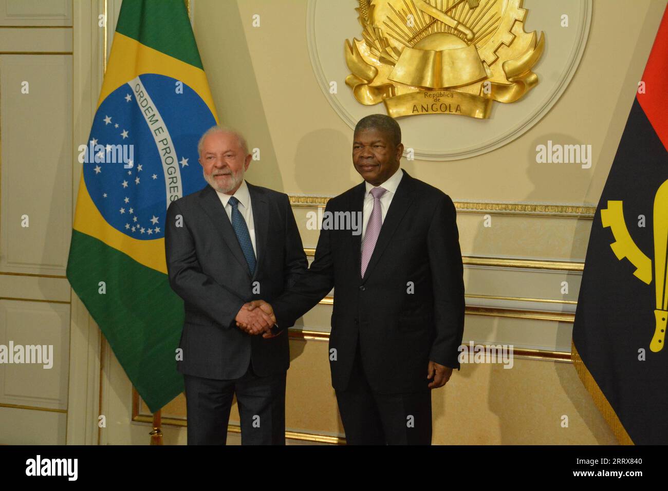 230827 -- LUANDA, 27. August 2023 -- der angolanische Präsident Joao Lourenco R begrüßt den Besuch des brasilianischen Präsidenten Luiz Inacio Lula da Silva im Präsidentenpalast in Luanda, Angola am 25. August 2023. Der brasilianische Präsident Luiz Inacio Lula da Silva hat die Unterstützung Brasiliens für die wirtschaftliche Diversifizierung Angolas durch die Ausweitung der Zusammenarbeit in den Bereichen Landwirtschaft, verarbeitende Industrie, wissenschaftliche Forschung und Marineindustrie hervorgehoben. Foto von /Xinhua ANGOLA-LUANDA-BRAZILIAN-PRESIDENT-VISIT JulioxKikebu PUBLICATIONxNOTxINxCHN Stockfoto