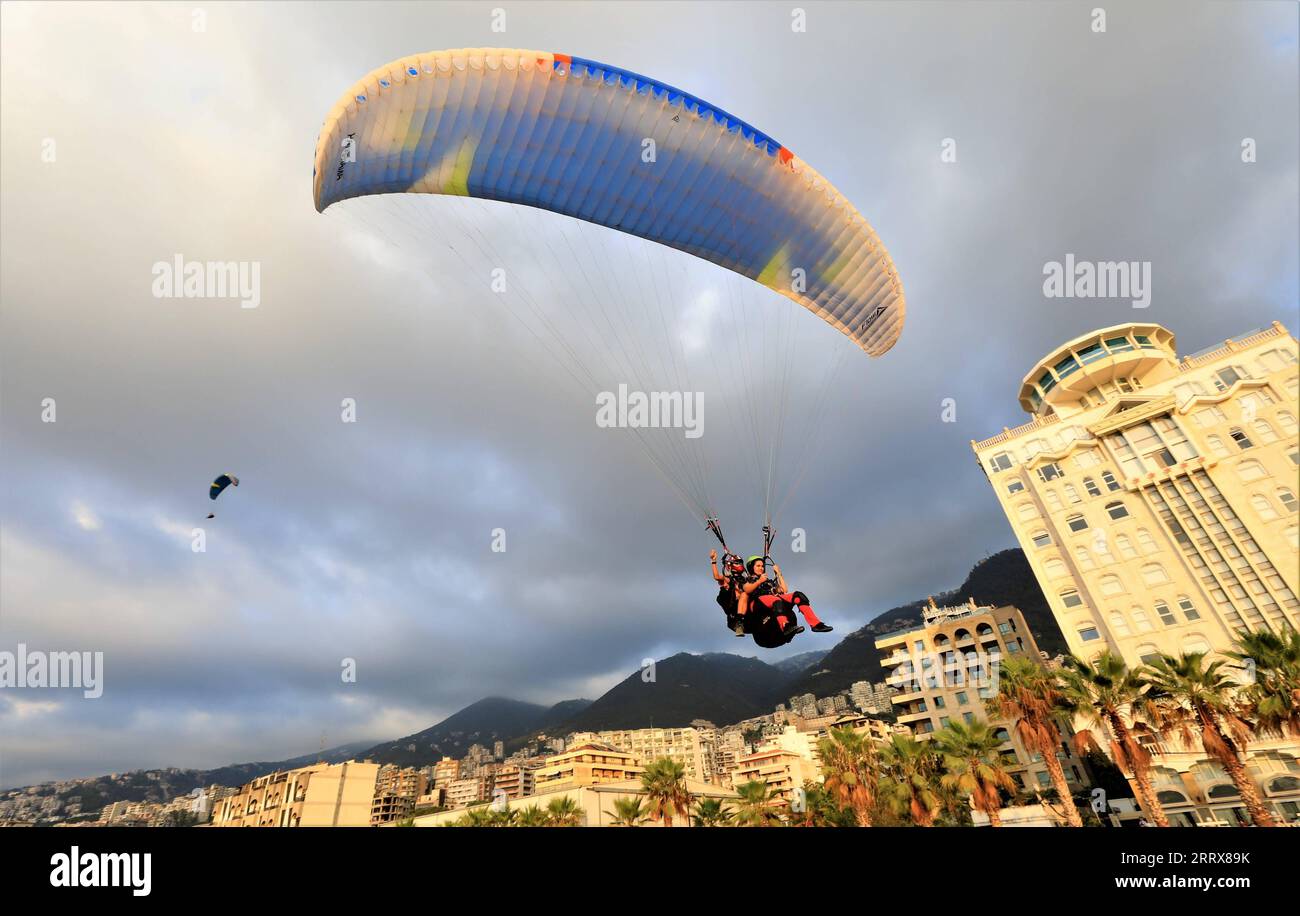 230827 -- JOUNIEH, 27. Aug. 2023 -- Menschen gleiten am 26. Aug. 2023 über die Stadt Jounieh im Libanon. LIBANON-JOUNIEH-TOURISMUS-GLEITSCHIRMFLIEGEN LiuxZongya PUBLICATIONxNOTxINxCHN Stockfoto