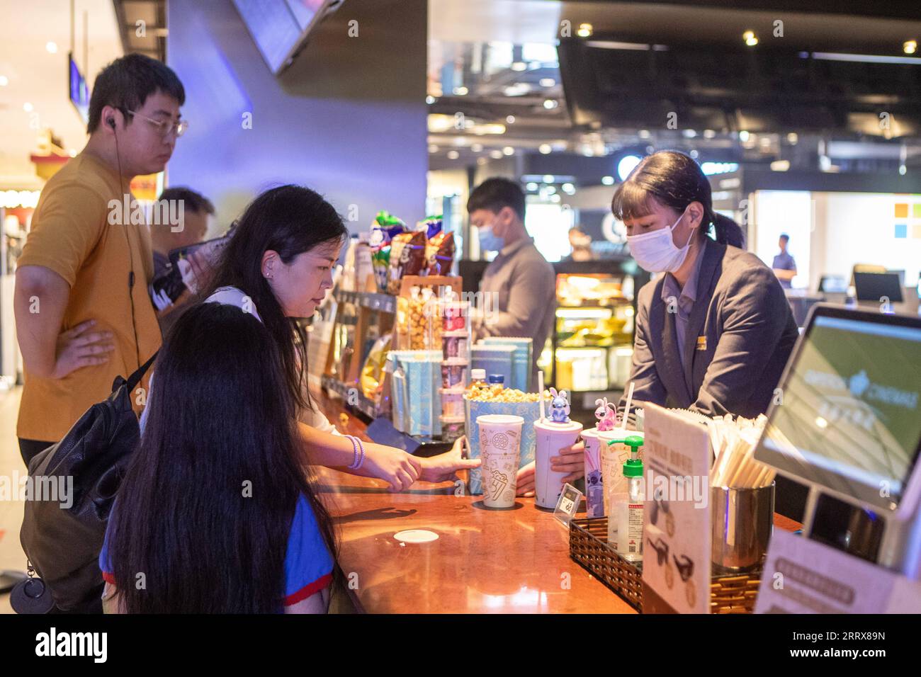 230827 -- PEKING, 27. August 2023 -- das Publikum kauft Popcorn und Getränke in einem Kino im Yubei-Bezirk von Chongqing, Südwestchina, 30. Juli 2023. Xinhua Schlagzeilen: Meilenstein chinesische Sommer-Box-Office-Einnahmen Inject Confidence, Mirror Quality Fortschritte ChuxJiayin PUBLICATIONxNOTxINxCHN Stockfoto