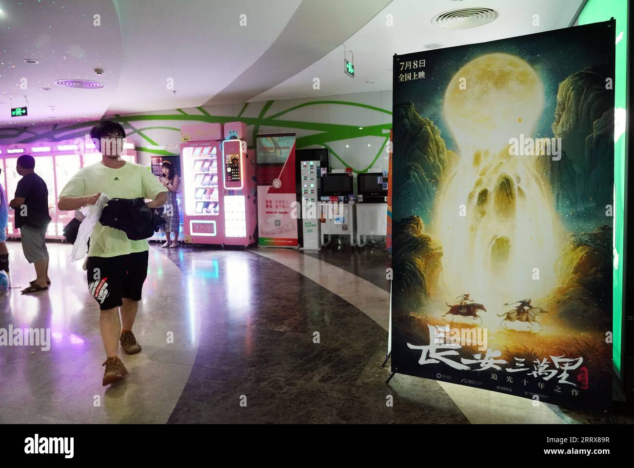 230827 -- PEKING, 27. August 2023 -- Ein Poster des Films Chang an wird in einem Kino im haidianischen Bezirk von Peking, Hauptstadt von China, gesehen, 30. Juli 2023. Xinhua Schlagzeilen: Meilenstein chinesische Sommer-Box-Einnahmen Inject Confidence, Mirror Quality Advances RenxChao PUBLICATIONxNOTxINxCHN Stockfoto