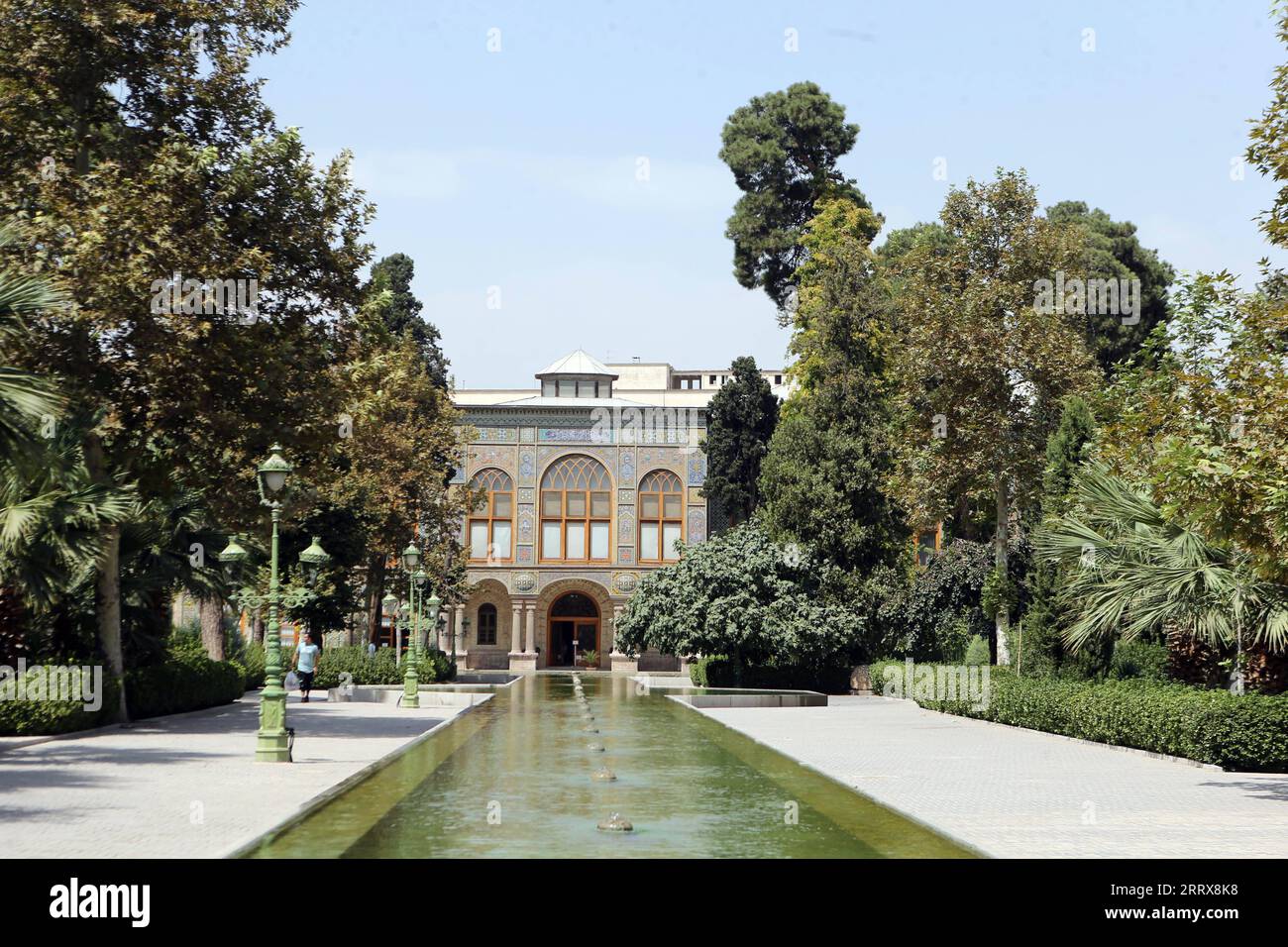 230828 -- TEHERAN, 28. August 2023 -- dieses Foto vom 27. August 2023 zeigt einen Außenblick auf den Golestan-Palast in Teheran, Iran. Golestan Palace ist einer der ältesten Komplexe in Teheran, der ursprünglich während der Safawiden-Dynastie in der historischen ummauerten Stadt erbaut wurde. Nach Erweiterungen und Ergänzungen erhielt die Stätte ihre charakteristischsten Merkmale im 19. Jahrhundert, als der Palastkomplex von der Herrscherfamilie Qajar als königliche Residenz und Sitz der Macht ausgewählt wurde. Shadati IRAN-TEHRAN-GOLESTAN PALACE ShaxDati PUBLICATIONxNOTxINxCHN Stockfoto