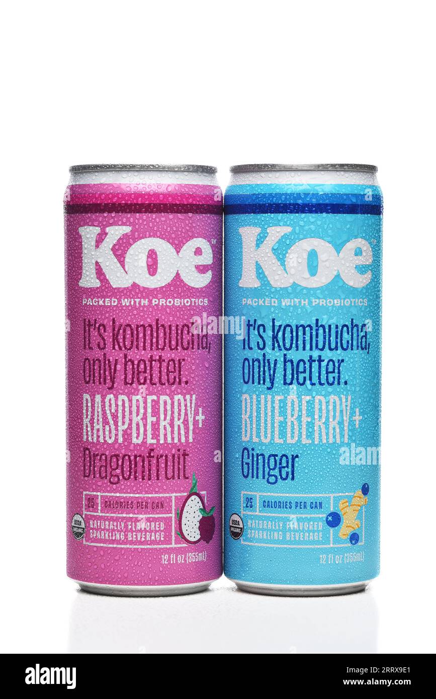 IRVINE, KALIFORNIEN - 7. SEPTEMBER 2023: Zwei Dosen Koe Kumbucha Sparkling Beverage, Raspberry Dragonfruit und Bluberry Ginger Flavors. Stockfoto