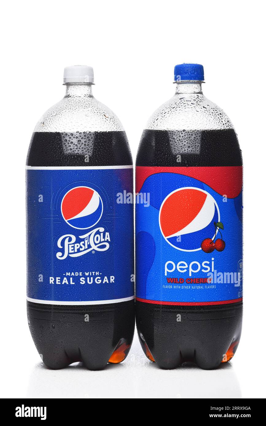 IRVINE, KALIFORNIEN - 1. SEPTEMBER 2023: Zwei 2-Liter-Flaschen Pepsi Cola Wild Cherry Flavor, hergestellt aus echtem Zucker. Stockfoto