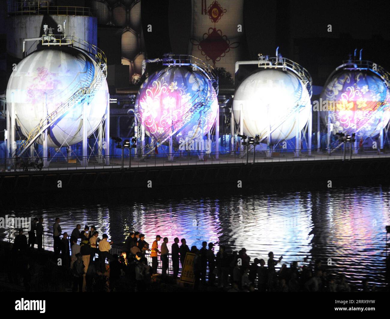 230830 -- PEKING, 30. August 2023 -- dieses Dateifoto, das am 17. September 2012 aufgenommen wurde, zeigt Menschen, die während eines Lichtfestivals im Shougang Park im Bezirk Shijingshan von Peking, der Hauptstadt Chinas, Nachtsicht beobachten. Vom Ruhrgebiet in Deutschland bis zum Industriepark Shougang in Peking sind Stahlriesen nach und nach Zeugen des Entwicklungsprozesses der menschlichen Zivilisation. Das Ruhrgebiet in Deutschland ist ein bedeutendes Industriegebiet in Europa, das einst ein Zentrum der Kohle- und Stahlproduktion für Deutschland war. Der Industriekomplex Zollverein in Essen war einer der größten Kohlebergwerke der Welt Stockfoto