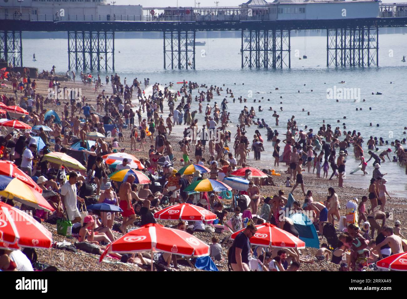 London, England, Großbritannien. September 2023. Am Strand von Brighton herrscht Menschenmassen, da Großbritannien die längste Hitzewelle im September erlebt, die es je gab. (Bild: © Vuk Valcic/ZUMA Press Wire) NUR REDAKTIONELLE VERWENDUNG! Nicht für kommerzielle ZWECKE! Quelle: ZUMA Press, Inc./Alamy Live News Stockfoto