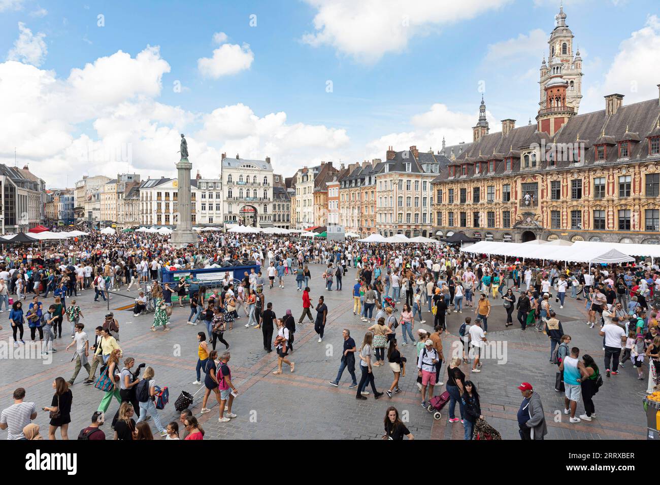 230903 -- LILLE, 3. September 2023 -- Besucher besuchen den jährlichen Braderie de Lille Flohmarkt in Lille, Nordfrankreich, 2. September 2023. Die jährliche Braderie de Lille startete hier am ersten Septemberwochenende. Foto von /Xinhua FRANCE-LILLE-FLOA MARKT-TOURISTEN SebastienxCourdji PUBLICATIONxNOTxINxCHN Stockfoto