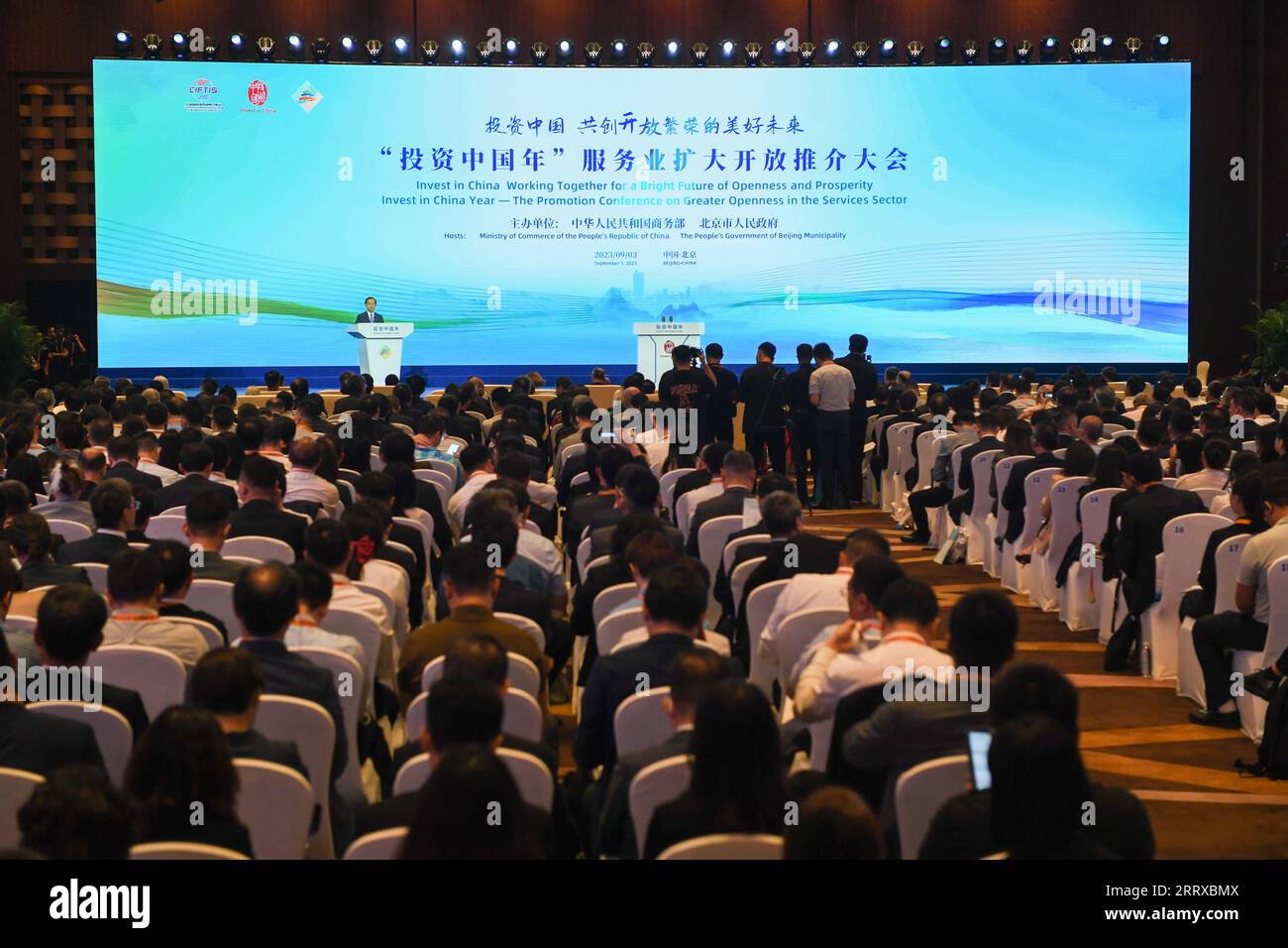 230903 -- PEKING, 3. September 2023 -- dieses Foto vom 3. September 2023 zeigt Invest in China Year - die Promotion Conference on Greater Offenheit in the Services Sector, die in Peking, der Hauptstadt Chinas, stattfindet. CHINA-BEIJING-CIFTIS-INVEST IN CHINA JAHRESFÖRDERUNGSKONFERENZ CN JUXHUANZONG PUBLICATIONXNOTXINXCHN Stockfoto