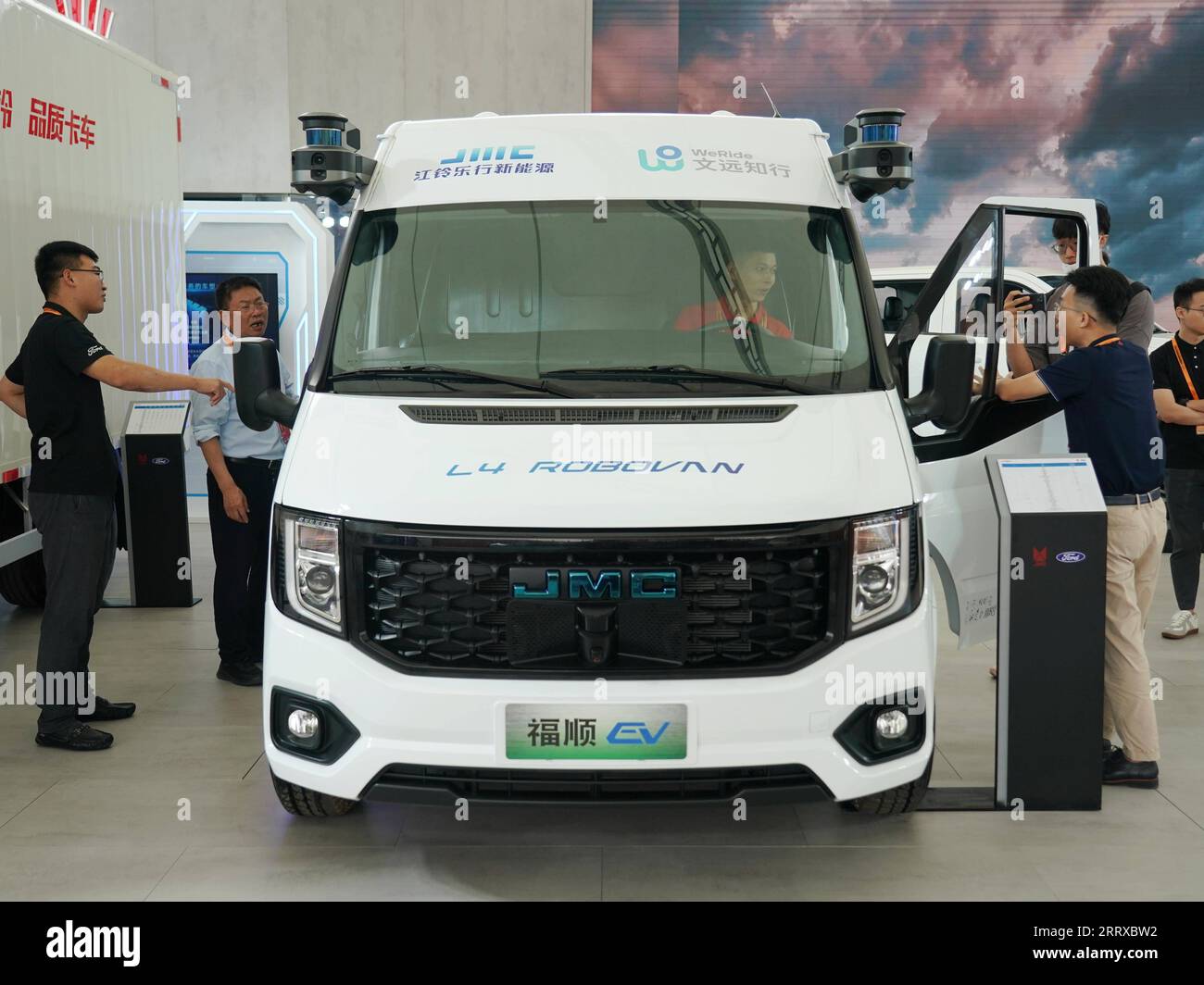 230902 -- PEKING, 2. September 2023 -- Besucher sehen einen L4-Level Auto-Pilot-LKW auf der Umweltservice-Ausstellung der China International Fair for Trade in Services CIFTIS 2023 in Peking, Hauptstadt von China, 2. September 2023. Die thematische Öffnung leitet die Entwicklung, die Zusammenarbeit liefert die Zukunft, die CIFTIS 2023 findet vom 2. Bis 6. September in Peking statt und umfasst über 200 verschiedene Veranstaltungen, darunter Foren, Verhandlungen und Gipfeltreffen. Der umweltfreundliche und kohlenstoffarme Antrieb ist ein Hauptmerkmal der Veranstaltung, die mehrere thematische Foren und Ausstellungen zu innovativen grünen Dienstleistungen, Techno, umfasst Stockfoto