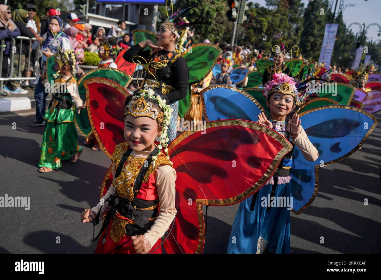 230904 -- BANDUNG, 4. September 2023 -- Performers nehmen am West Java Carnival in Bandung, West Java, Indonesien am 3. September 2023 Teil. Der Karneval in West Java zielt darauf ab, den lokalen Tourismus und die kulturelle Fusion zu fördern. Foto von /Xinhua INDONESIA-BANDUNG-WEST JAVA KARNEVAL SeptianjarxMuharam PUBLICATIONxNOTxINxCHN Stockfoto